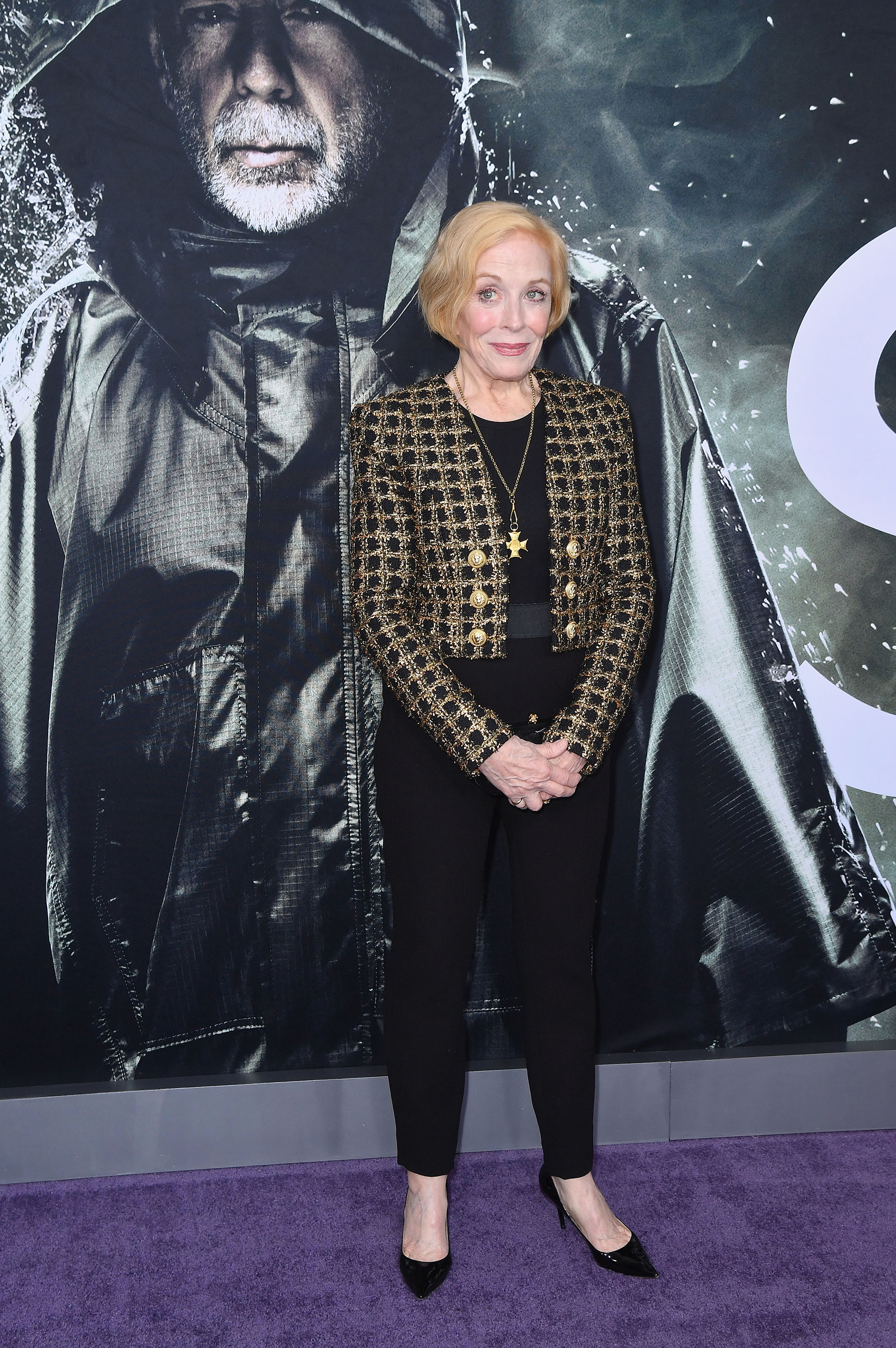 Holland Taylor y su look formal en negro y oro