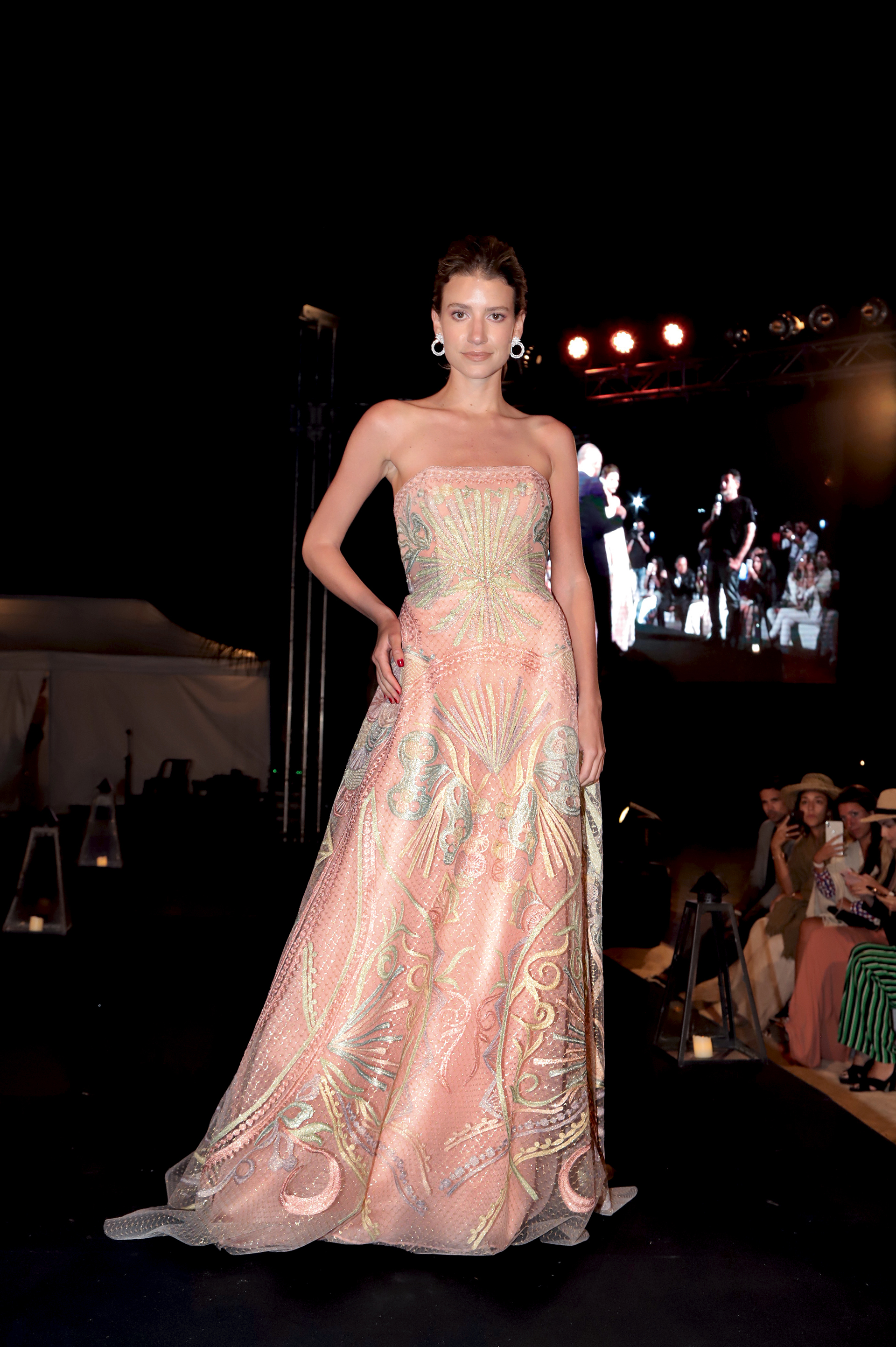 Angie Landaburu luce una pieza de baile strapless, con falda acampanada en tonalidades pastel. El género fue diseñado y realizado, en forma artesanal y exclusiva, por el atelier de Gabriel Lage