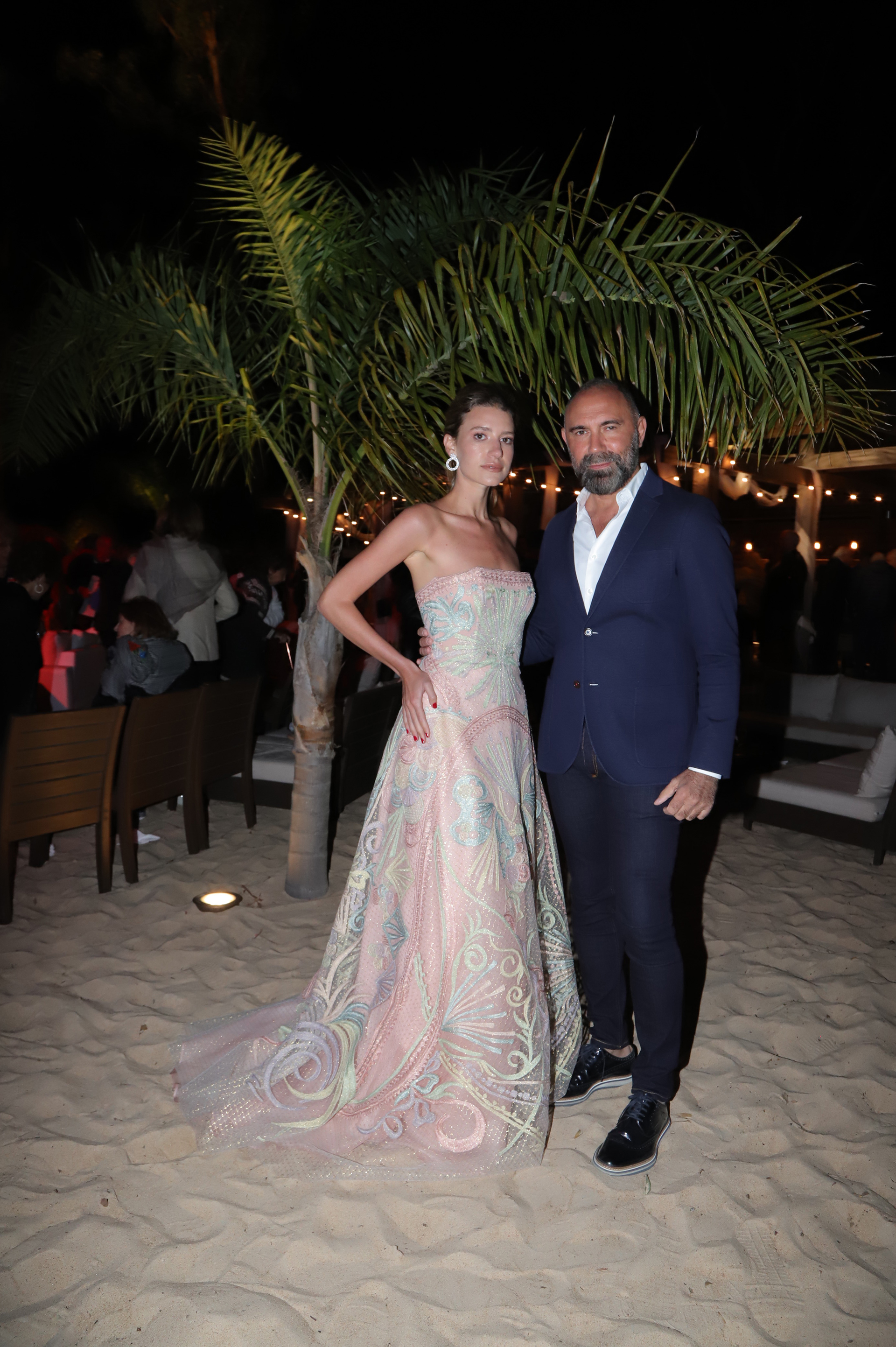 El prestigioso diseñador junto a la it-girl, Angie Landaburu, durante el fabuloso fashion-show en Punta del Este