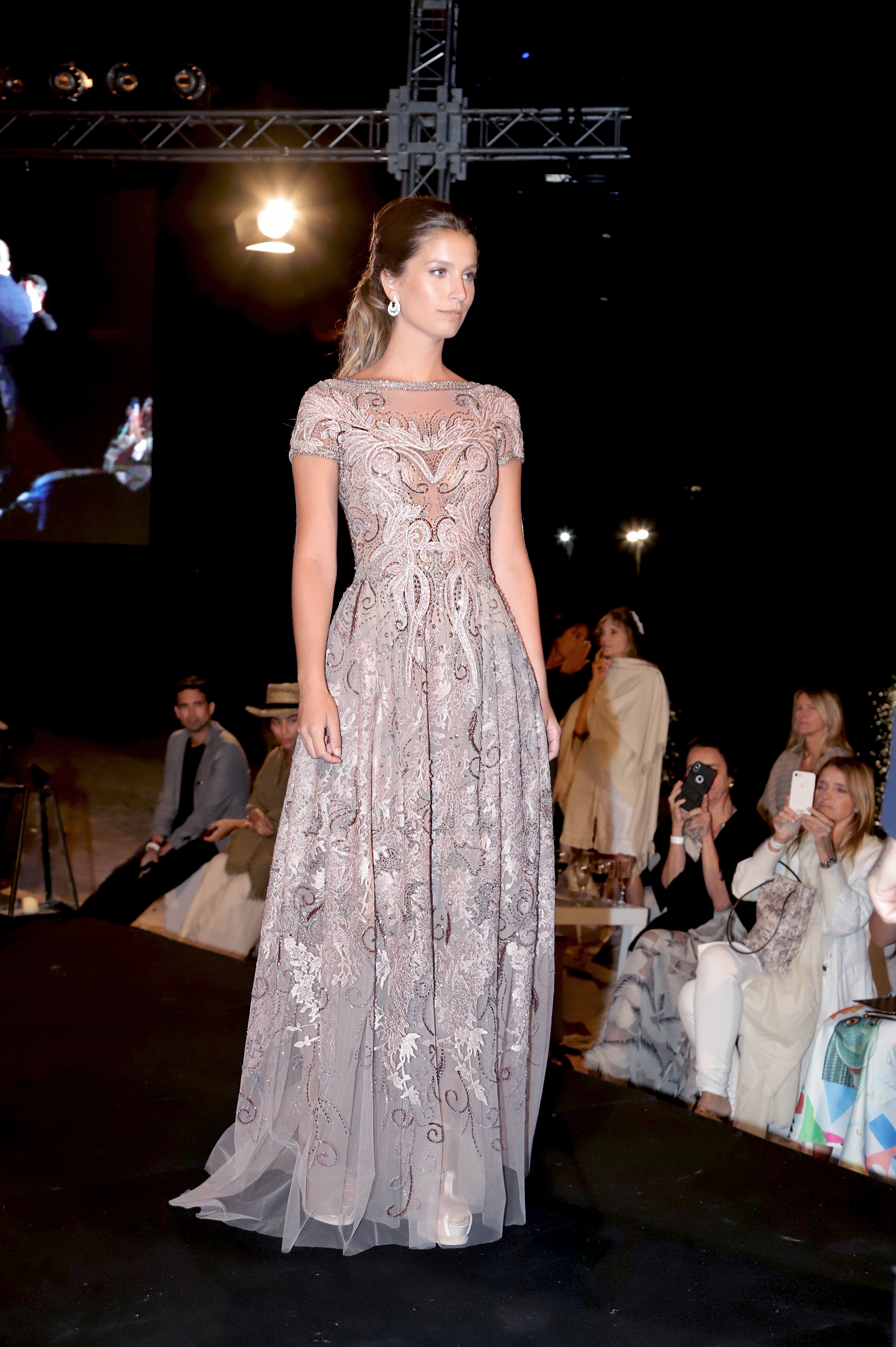 Vestido de gala de tul de seda rosa beis. Suntuosamente bordado a mano con ramajes y arabescos de hilo de seda, lurex y piedras en tonalidades degradé