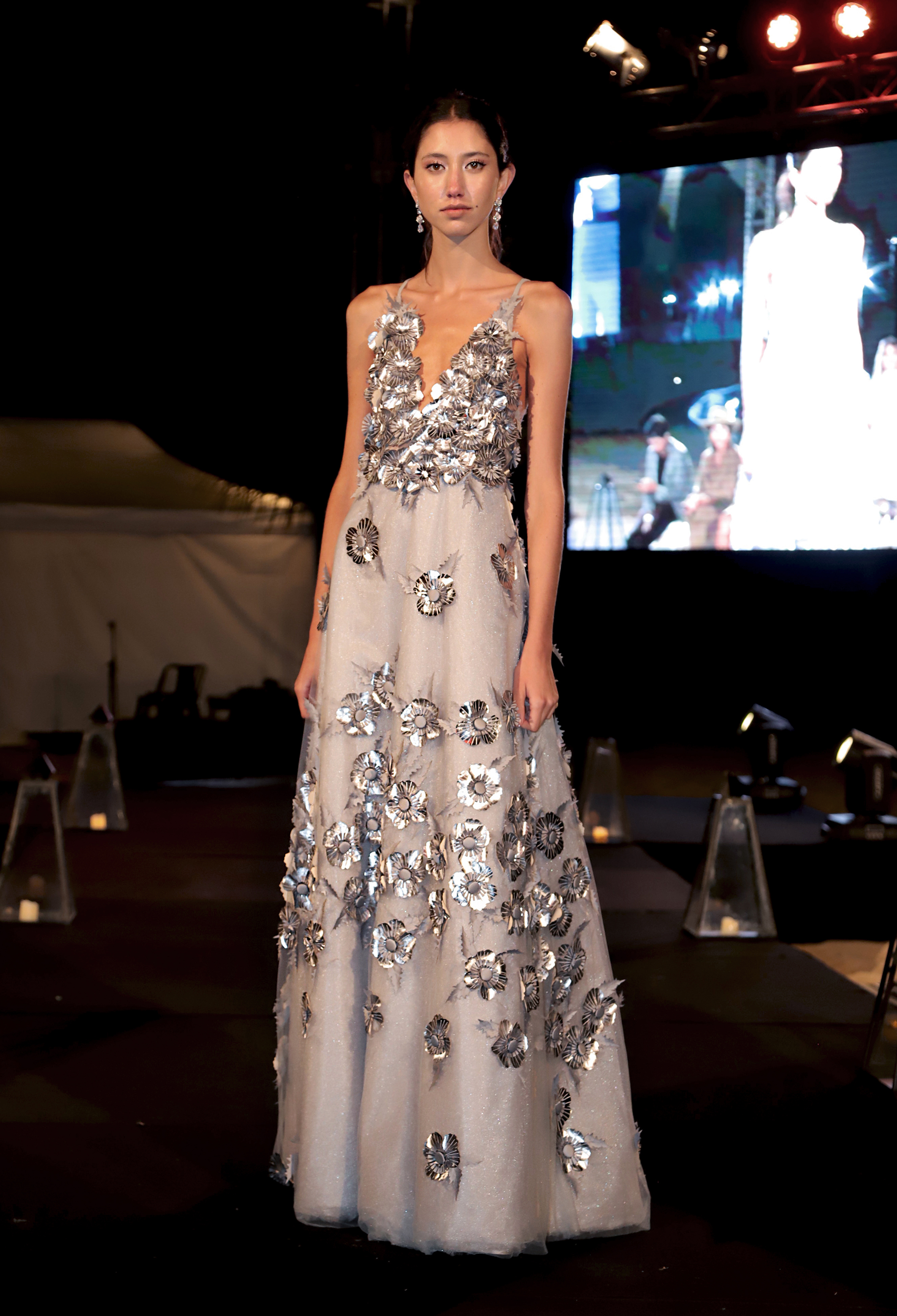 Traje de baile con escote “V” y espalda a la cintura. Realizado en tul con hilos metálicos aplicados, con flores 3D realizadas en vinilos, cueros y organzas cortadas a láser