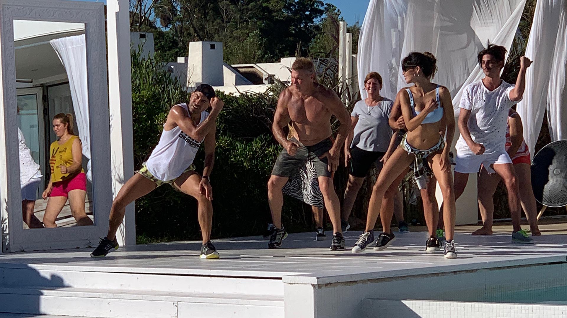 Incansable, Burlando también se animó a seguir el ritmo de Charly Dance en el jardín de su casa