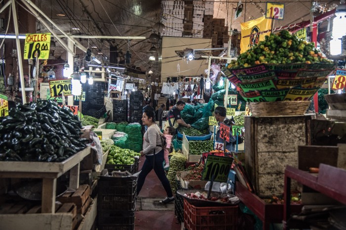 El consumo de frutas, legumbres y carne no procesada ha disminuido en México (Foto: Cuartoscuro)