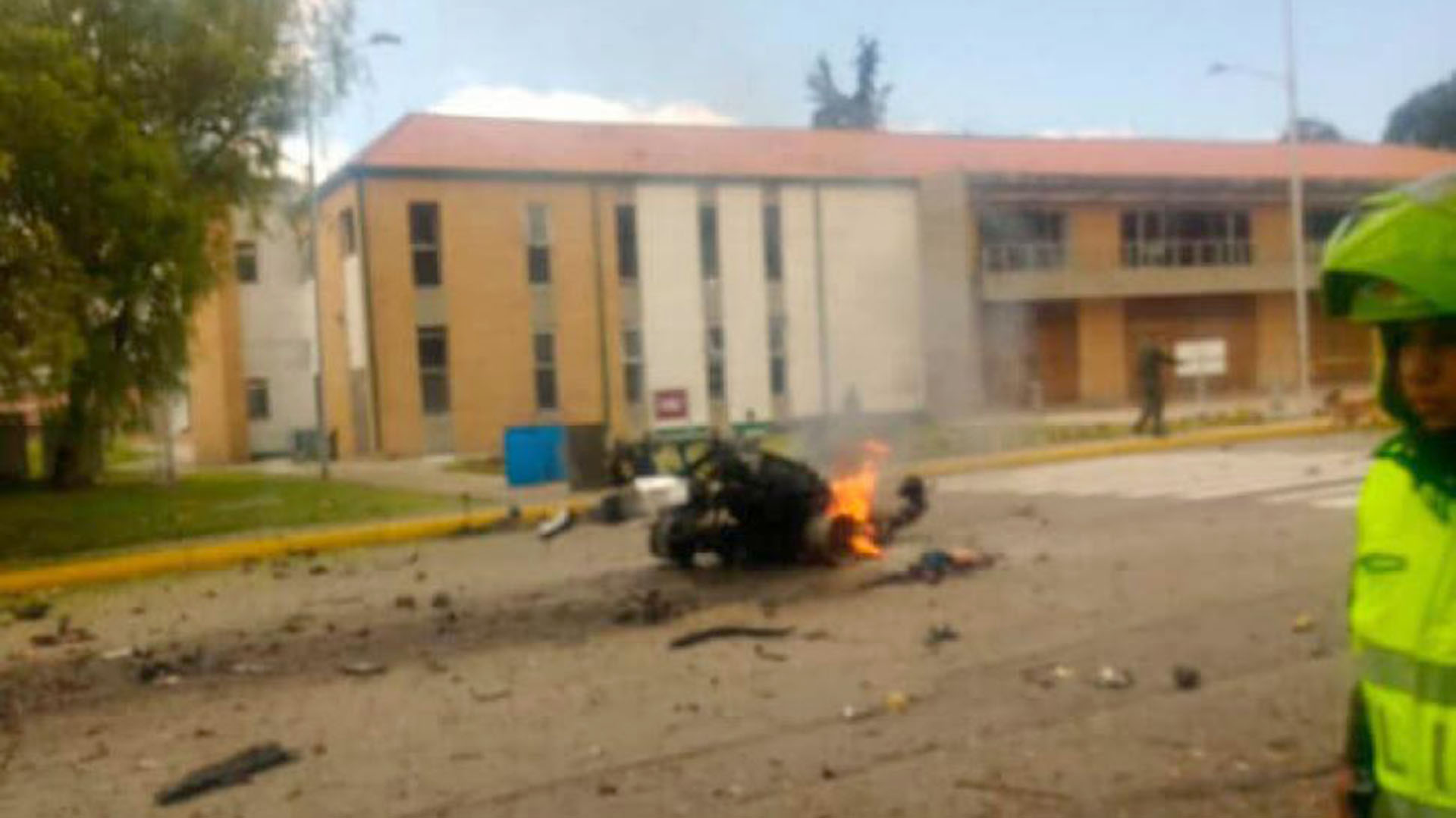 Uno de los muertos sería el conductor del coche bomba, en un acto suicida.