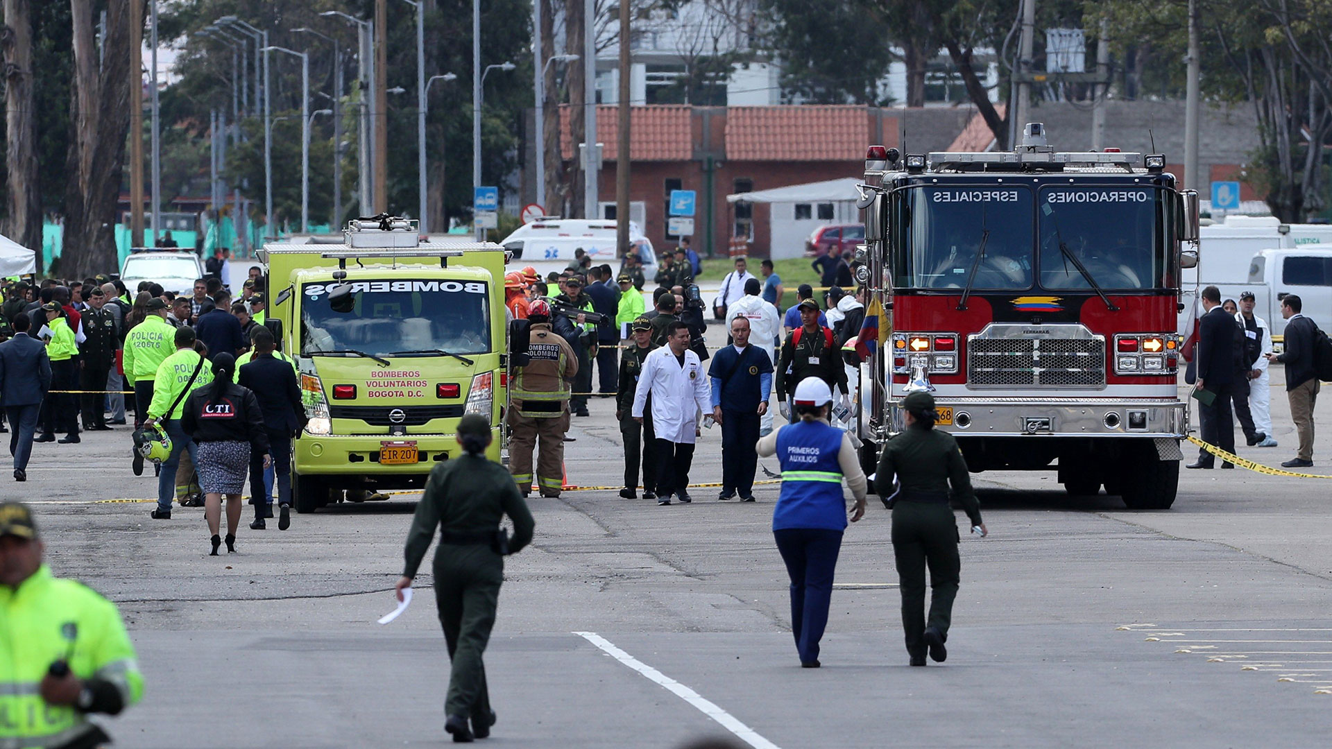 Al escuchar la explosión, los participantes salieron corriendo del recinto, al parecer, auxiliando a los heridos (EFE)
