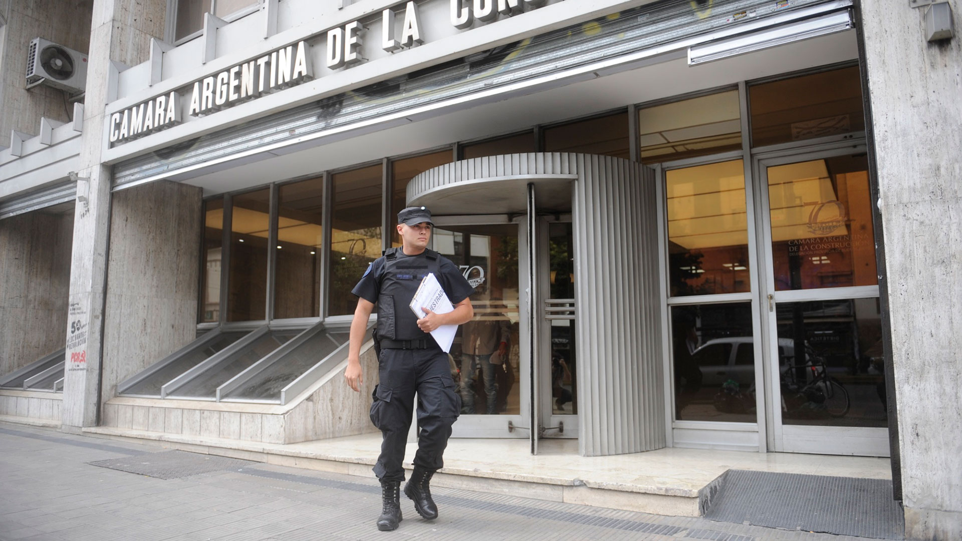 Un policía se retira de la CAC con documentación