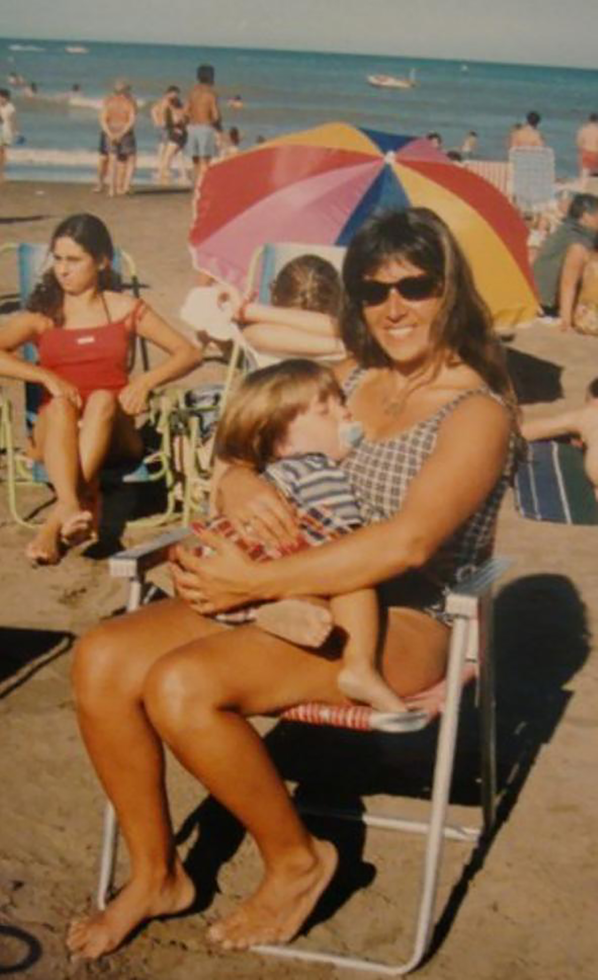 Nicolás junto a su mamá Sandra en un día de playa
