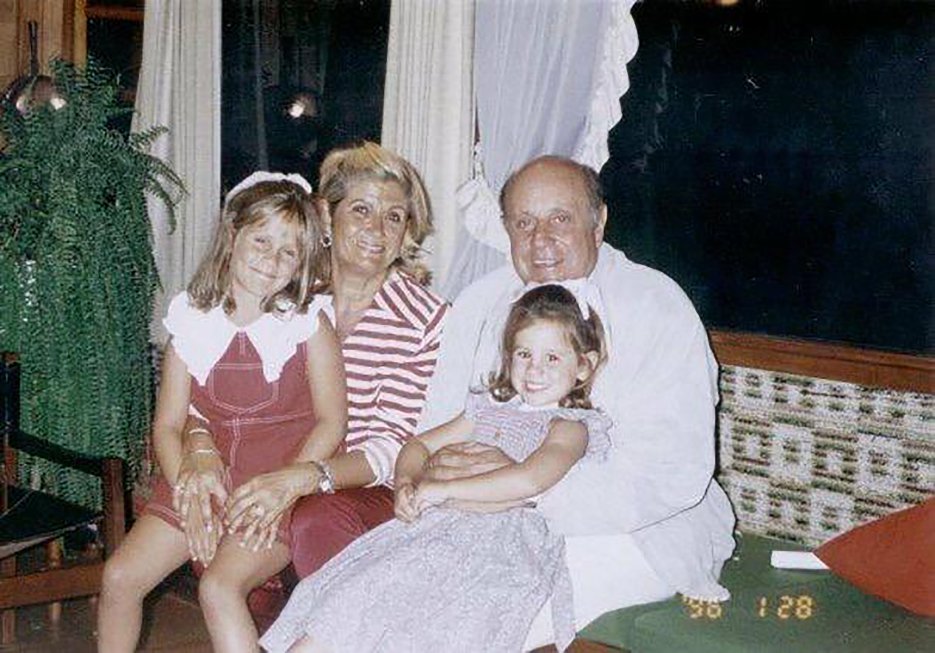 Rosario junto a su hermana y sus padres dentro de su casa en Pinamar