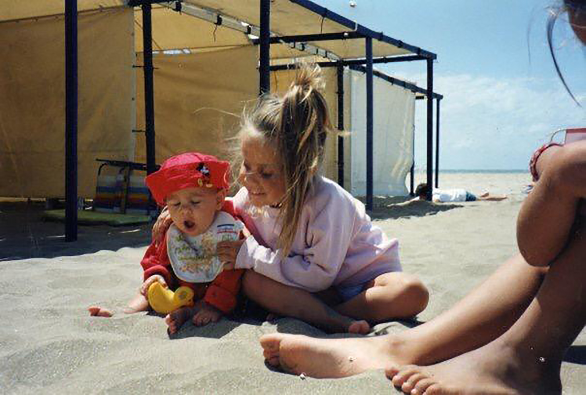 Junto a su hermana en un día de playa. El mismo balneario durante toda su vida