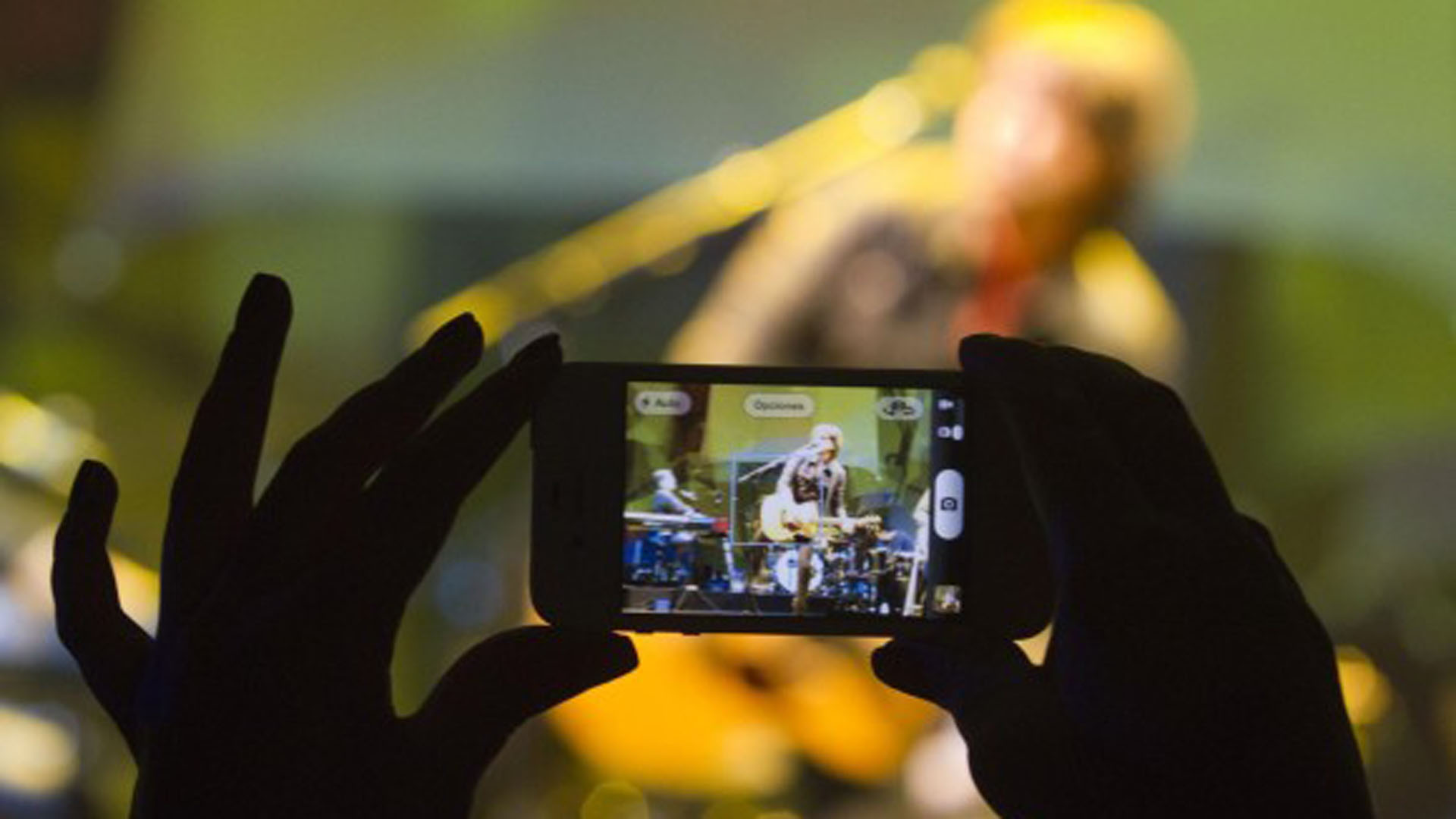 Varios artistas internacionales se quejaron en forma pública del desmedido uso del celular en sus presentaciones