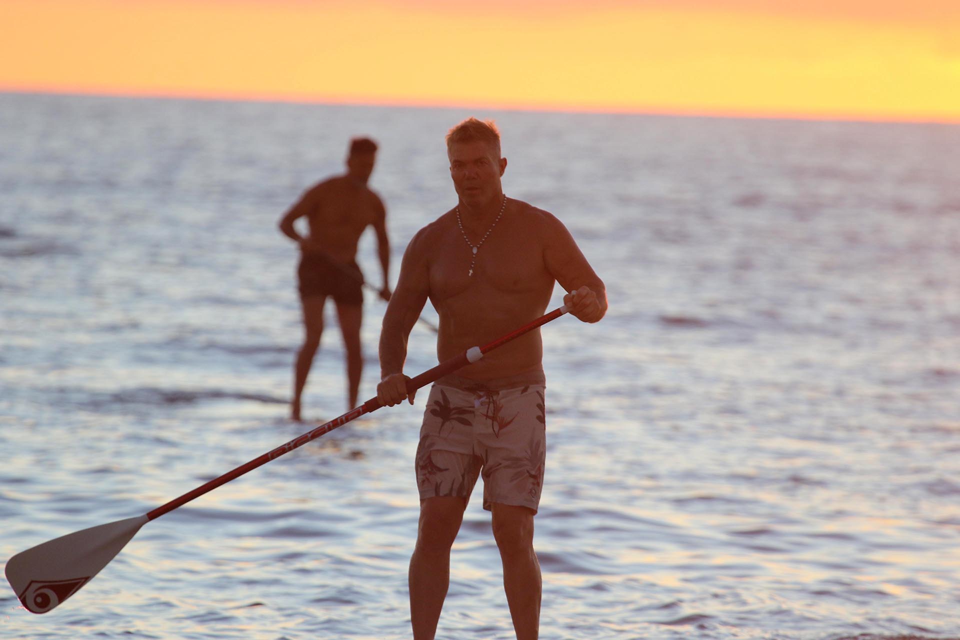 Con el atardecer esteño de fondo, el letrado despunta el vicio por una de las actividades que hacen furor en las playas uruguayas