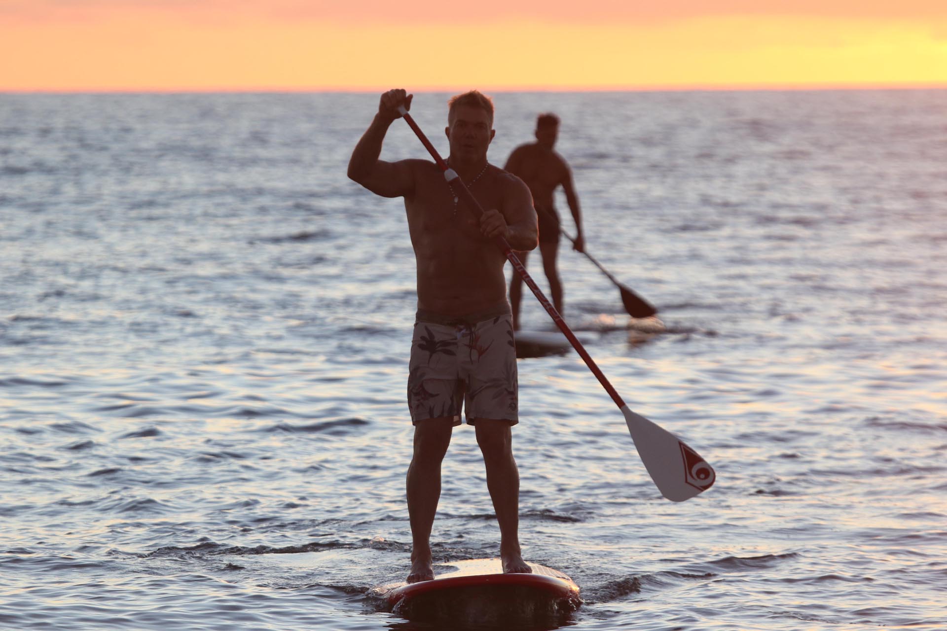 El abogado Fernando Burlando practica paddle surf también conocido como el surf de pala en las playas uruguayas (GM Press)