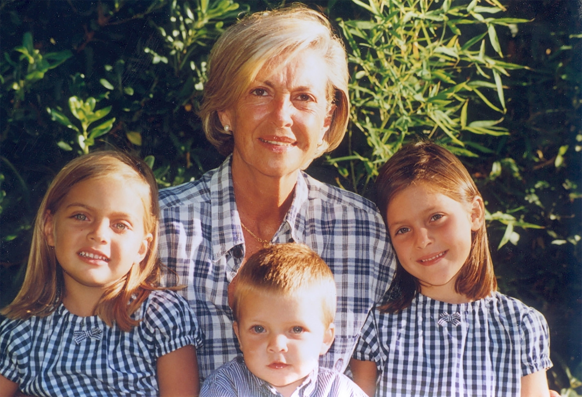 Con dos de sus hermanos y su abuela en el jardín de su casa de La Barra, durante su quinto verano