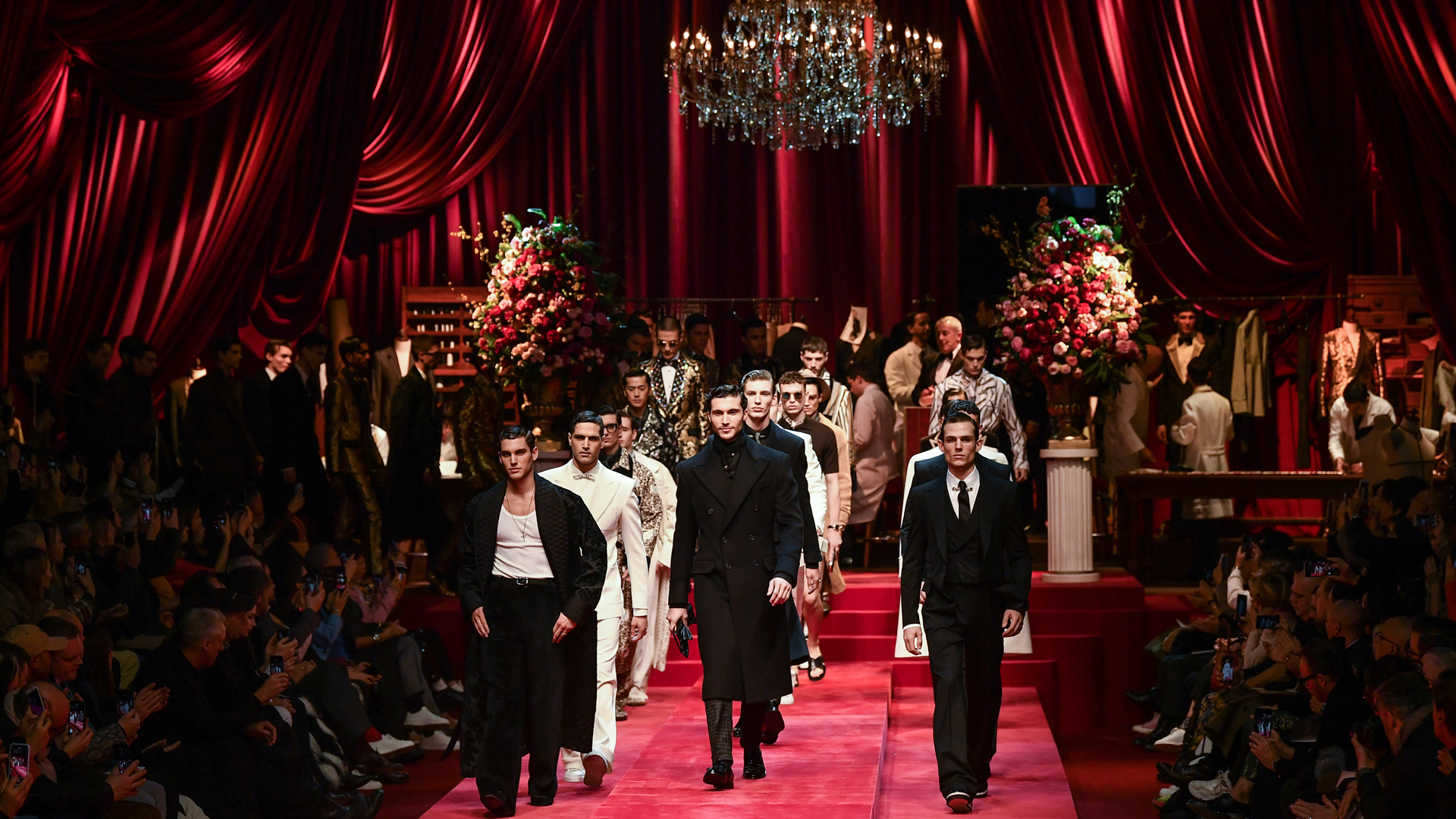 En Milán, el show más esperado es el de Dolce & Gabbana. Los esmoquin y trajes con diferentes géneros, colores y apliques marcan la diferencia con otras firmas internacionales
