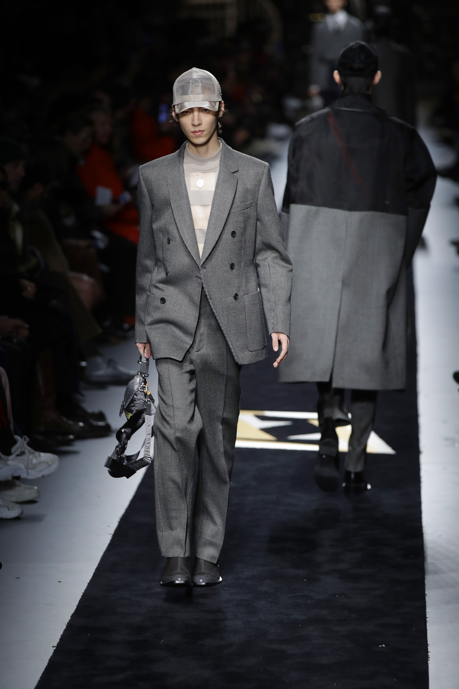 Fendi para su colección masculina de otoño 2019/2020 presentó su alta sastrería. Príncipe de Gales, gris, negro, y marrón predominaron en la pasarela. Armados con botones y sobretodos formaron parte de la nueva línea