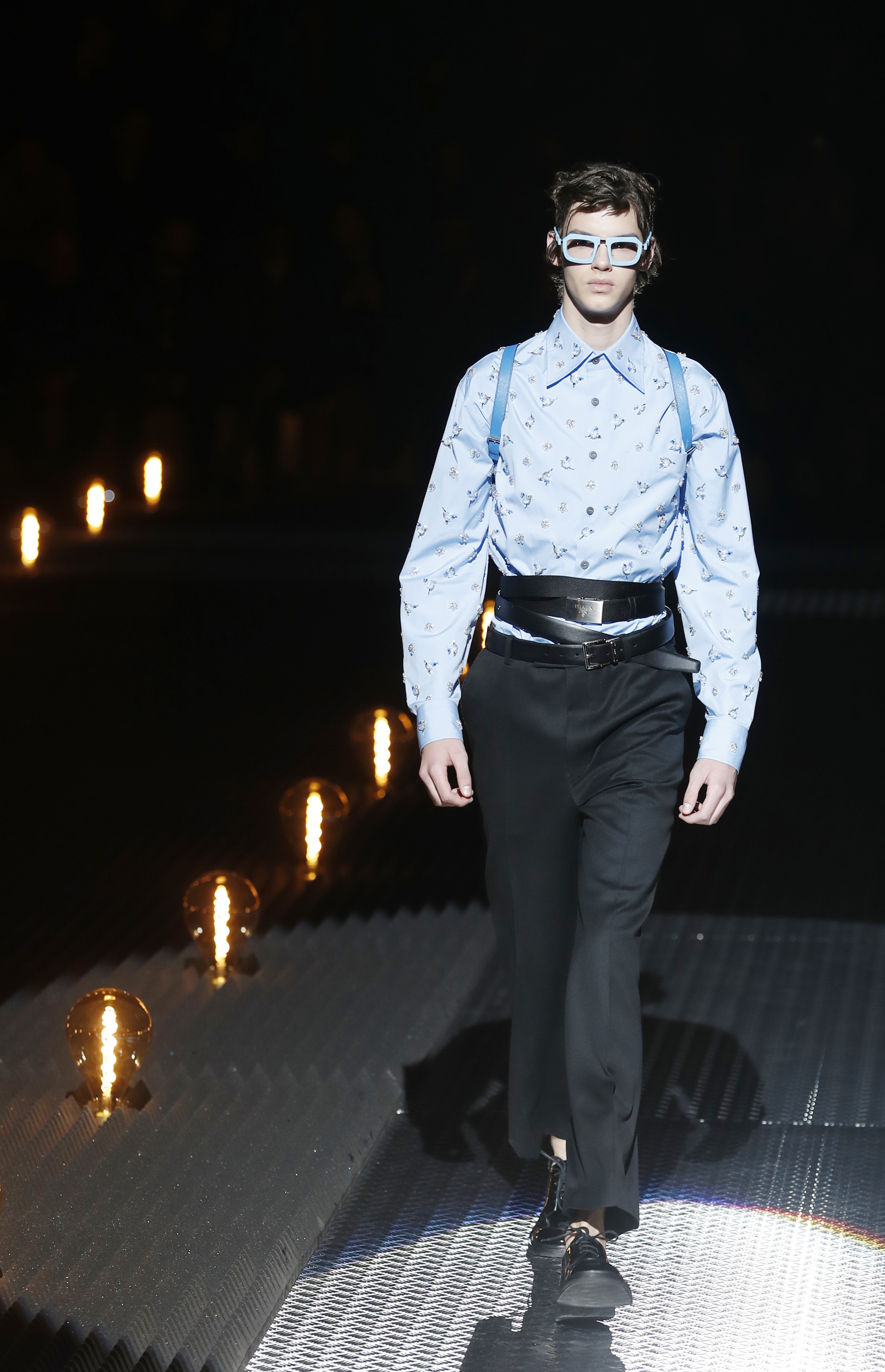 Camisas con estampados infantiles, flores y objetos geométricos con cuellos y botones XL. Los pantalones pinzados, al tobillo y tiro bajo