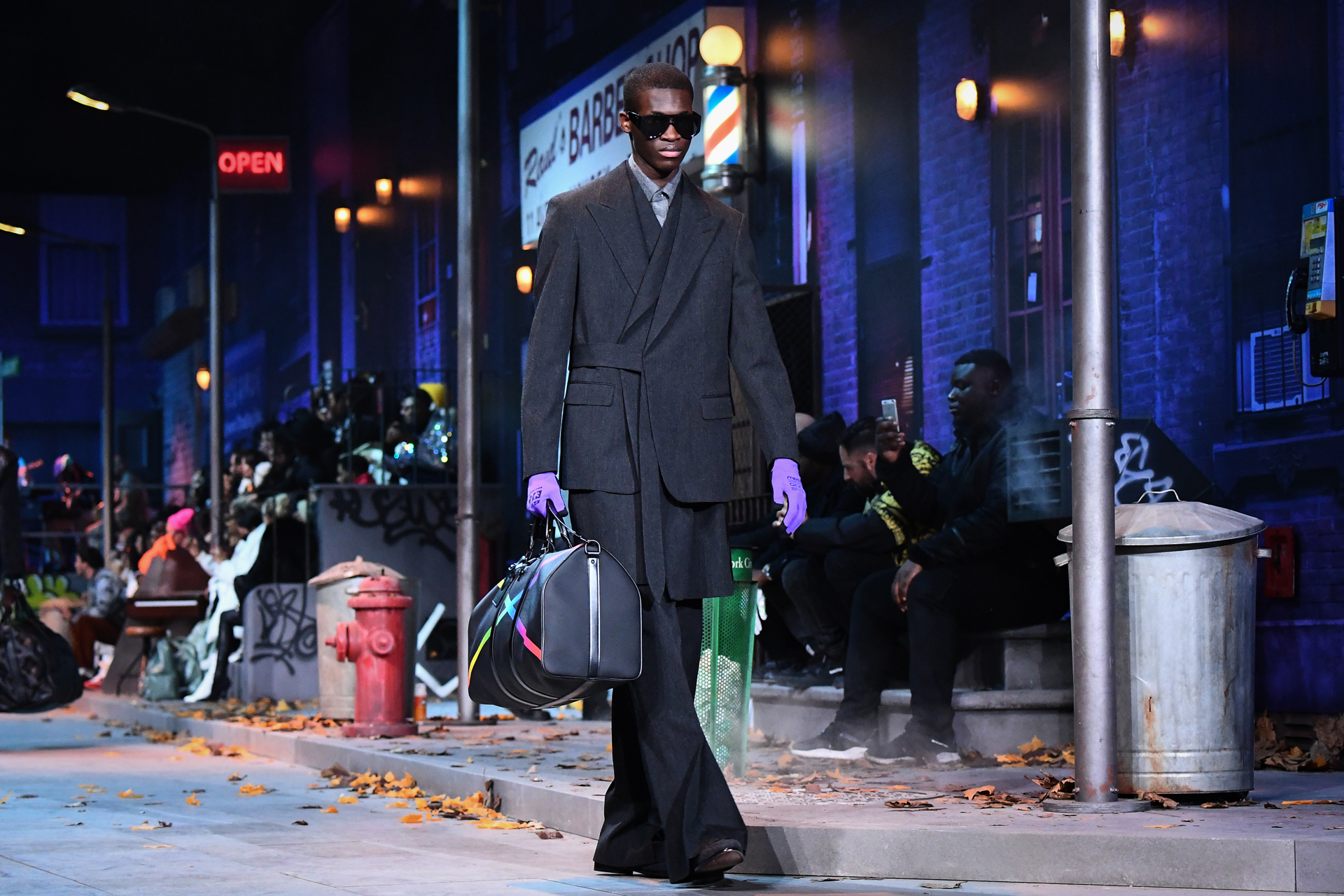 La segunda presentación de Virgil Abloh como diseñador de Louis Vuitton hombres nutrió toda su colección de piezas sastreras, pantalones oxford, achupinados, tiro bajo, tiro medio y pinzados.