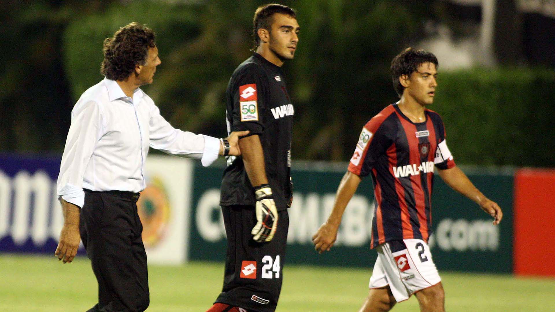 Miguel Ángel Russo consuela a Bruno Centeno, tras su debut en Copa Libertadores con la camiseta de San Lorenzo (Foto Baires)