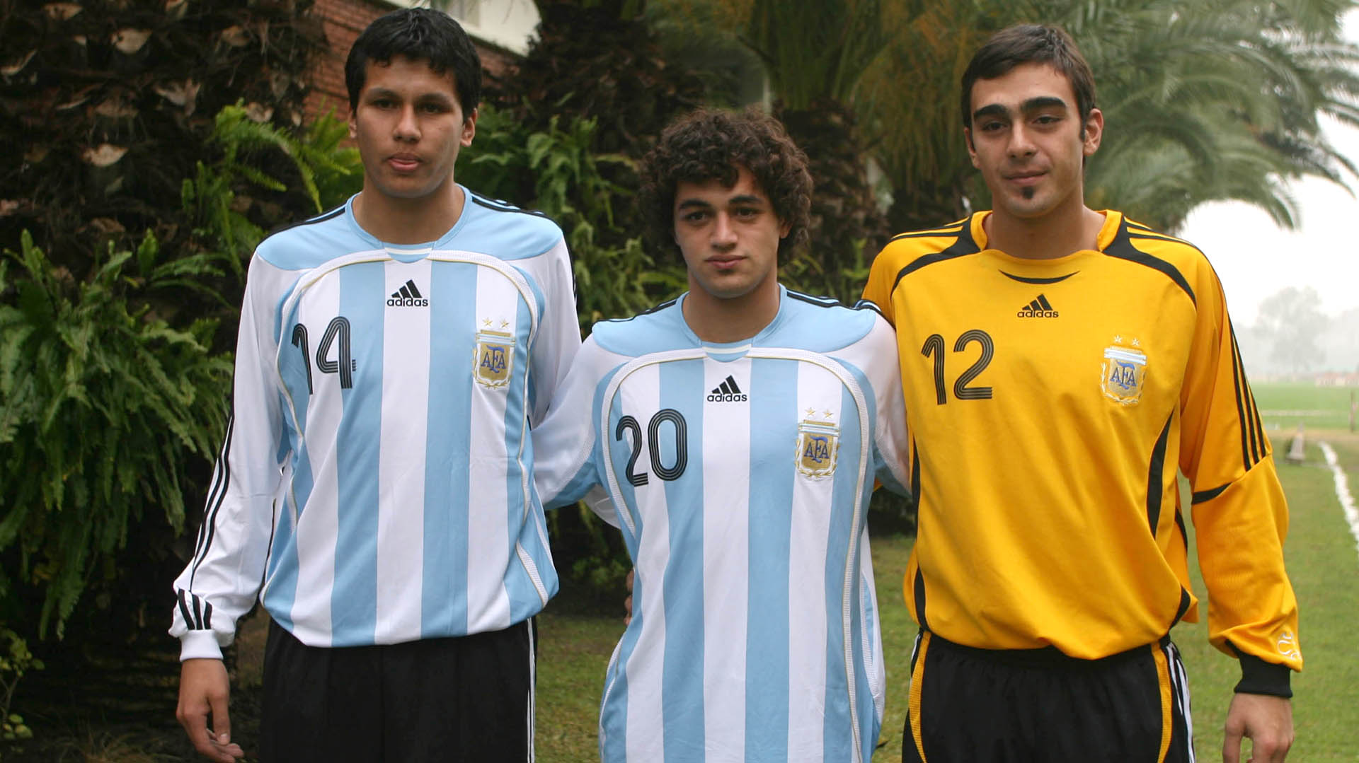 Bruno Centeno junto a Leonardo Sigali (defensor de Racing) y Lautaro Acosta (delantero de Lanús) (Foto Baires)