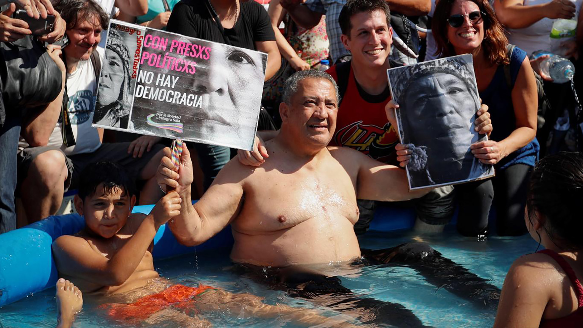 D’Elía durante el “piletazo” frente al Obelisco para pedir la libertad de Milagro Sala