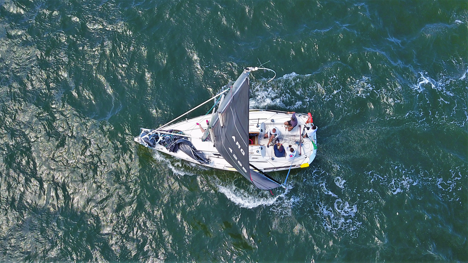 La regata congrega a destacados regatistas de Sudamérica que someten a prueba su resistencia y el trabajo en equipo para alcanzar la meta de 170 millas náuticas o 310 km de recorrido
