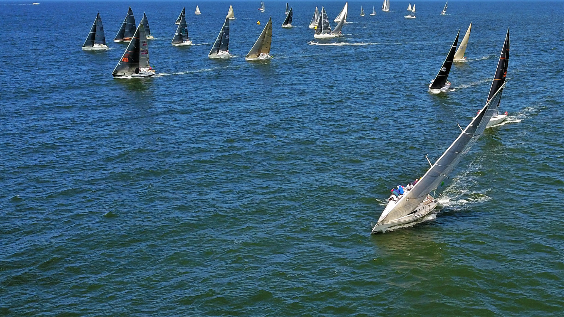 Mientras que en la categoría Clase J70, el primer puesto en la competición de la vuelta a la Isla Gorriti, el barco argentino Sietecerosiete, seguido del velero uruguayo Pura Joda y el velero argentino Negroni (Fotos Marcelo Umpiérrez)