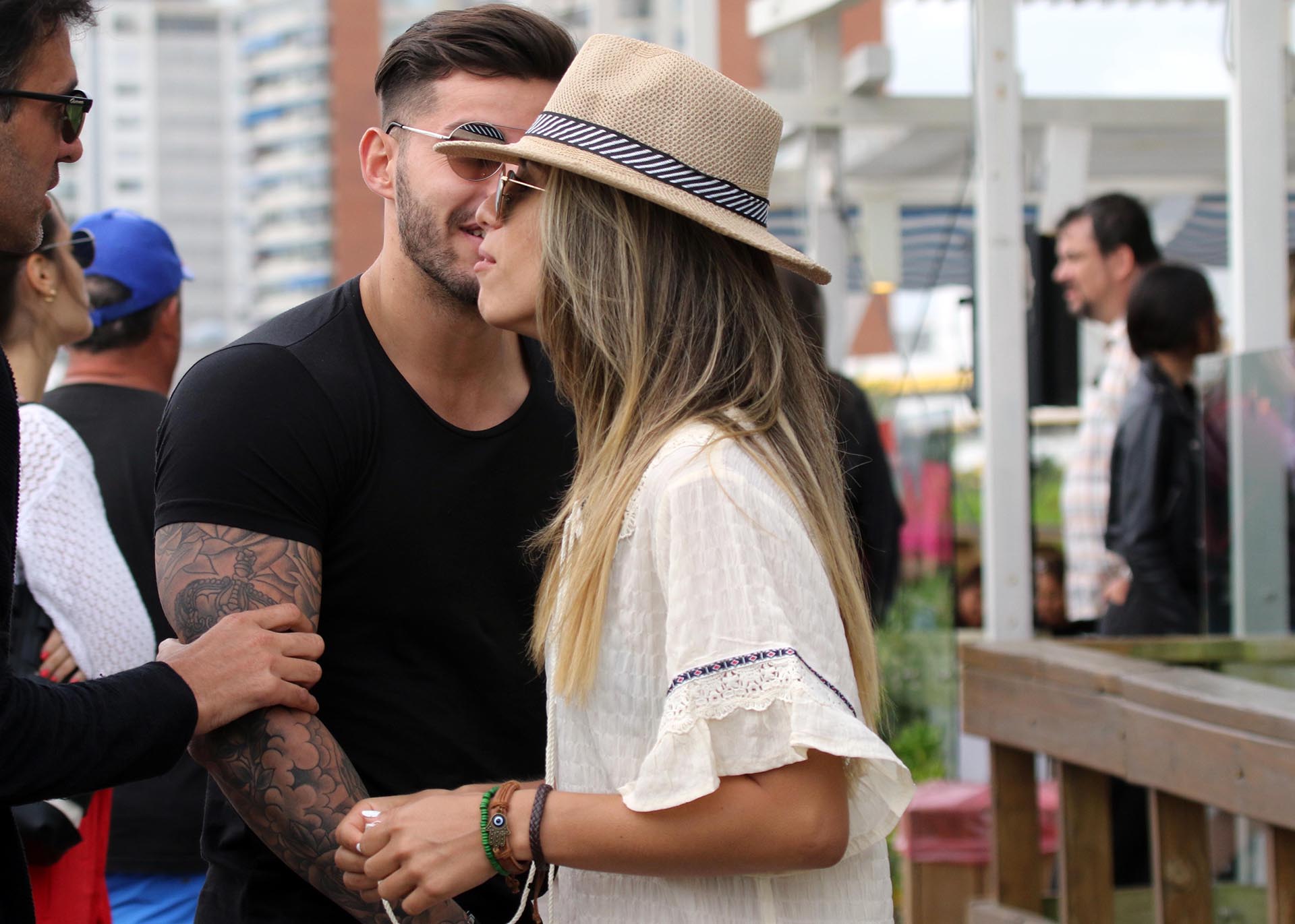 Lhoan se encuentra pasando unos días de descanso en Punta del Este y se lo vio muy cerca de una rubia