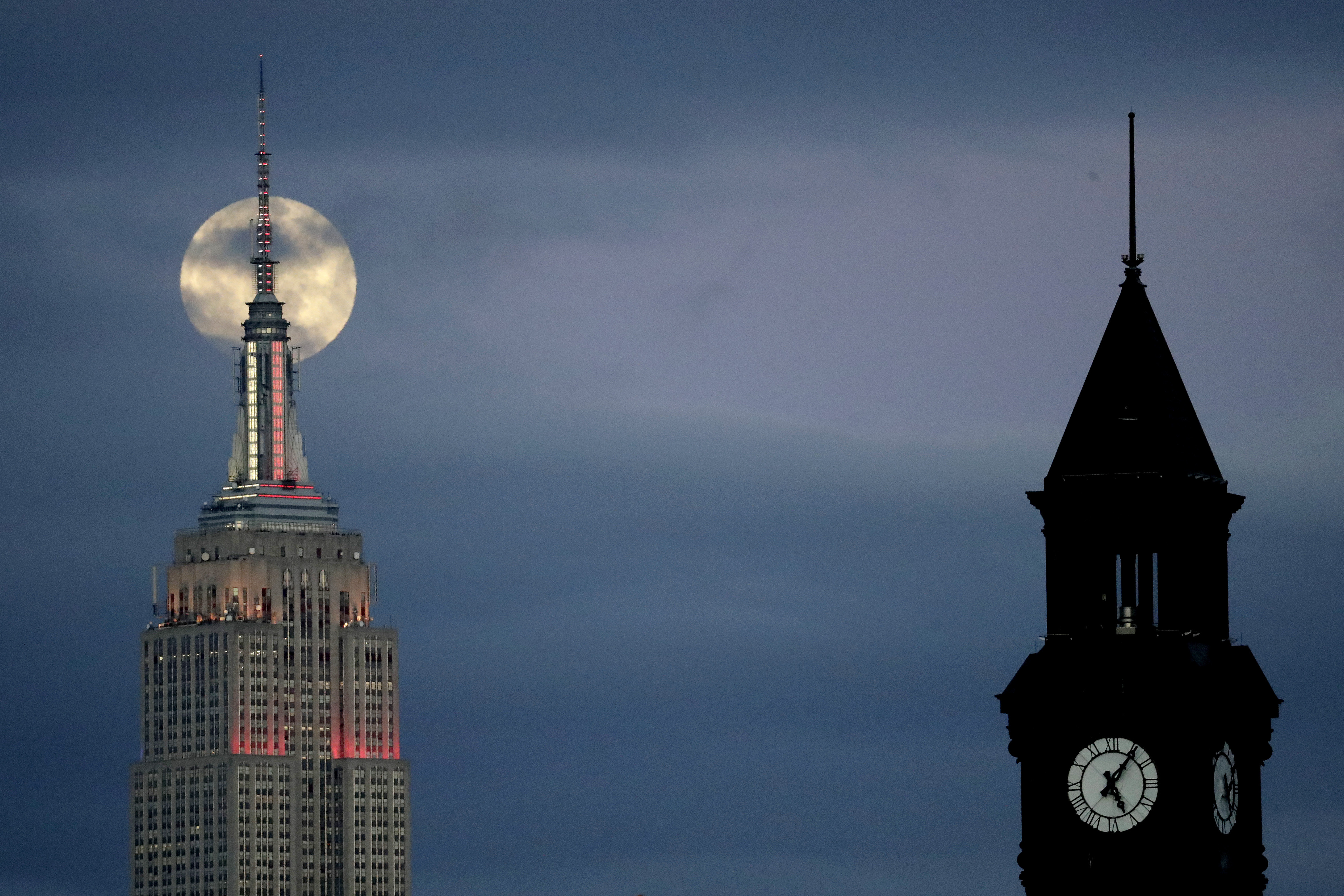 La superluna detrás del Empire State Building vista desde Jersey City, Nueva Jersey (AP Photo/Julio Cortez)