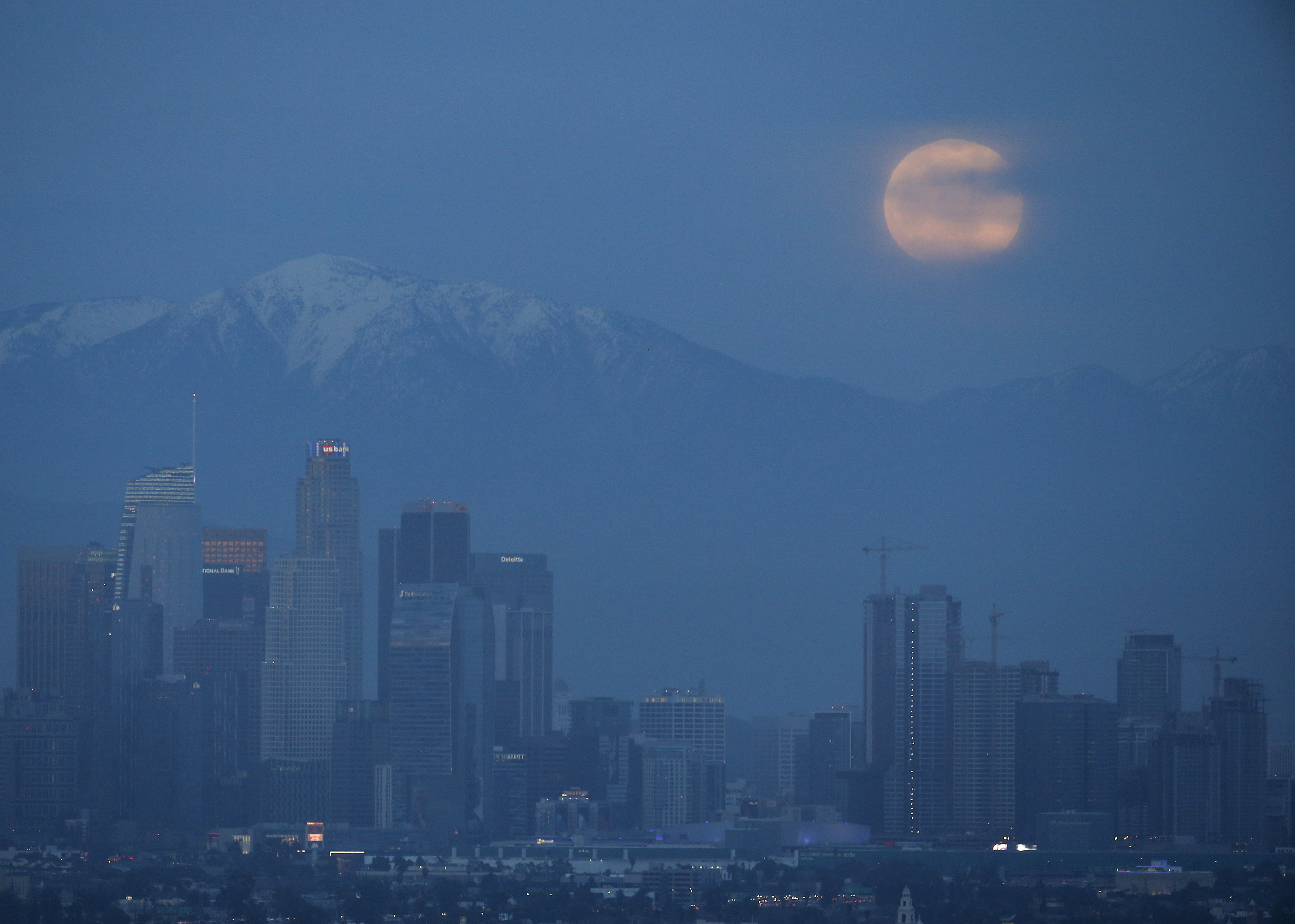 La superluna en Los Angeles (AP/Ringo H.W. Chiu)