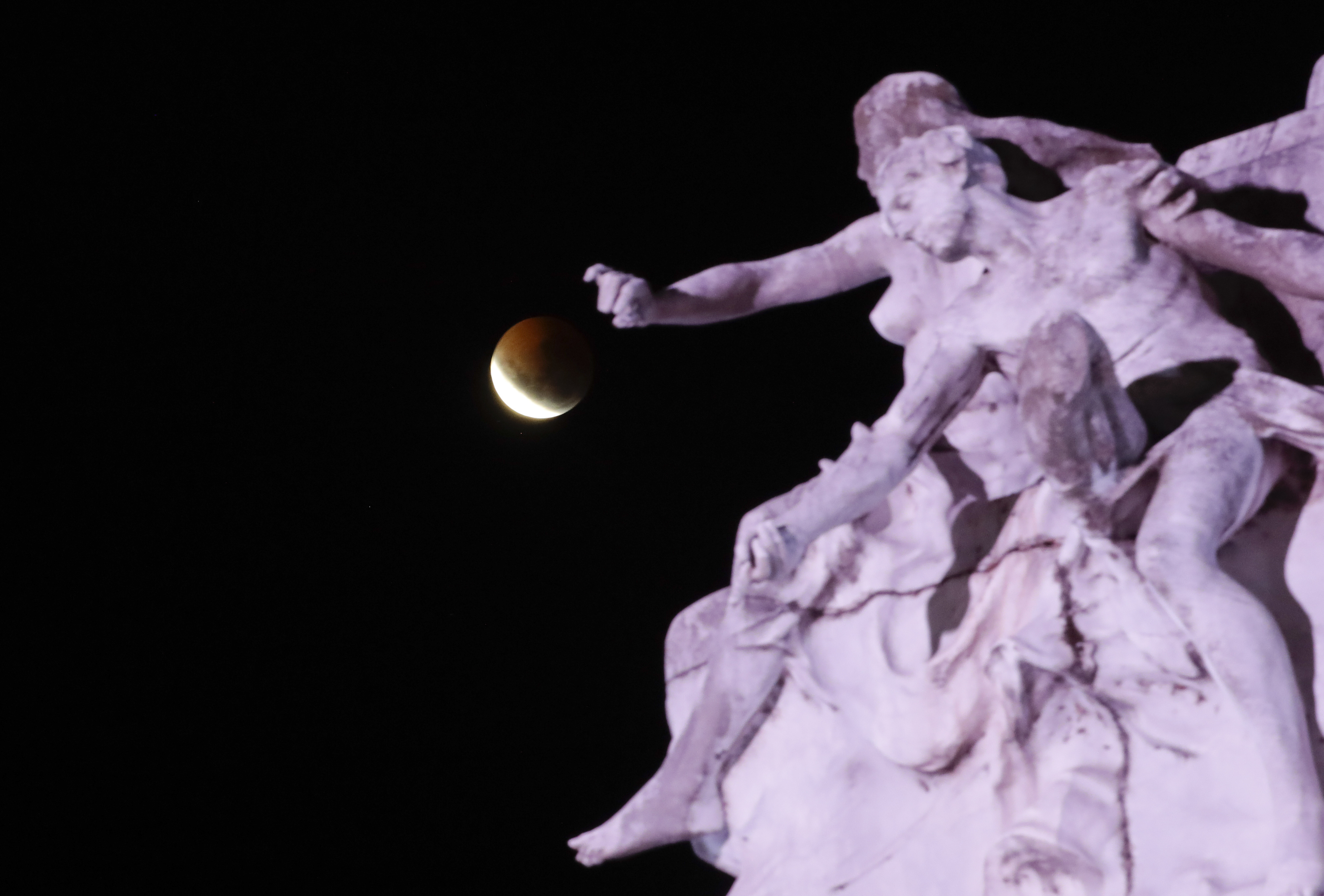 El eclipse de luna detrás del “Monumento a la Carta Magna y Las Cuatro Regiones Argentinas” en Buenos Aires, Argentina (AP/Natacha Pisarenko)
