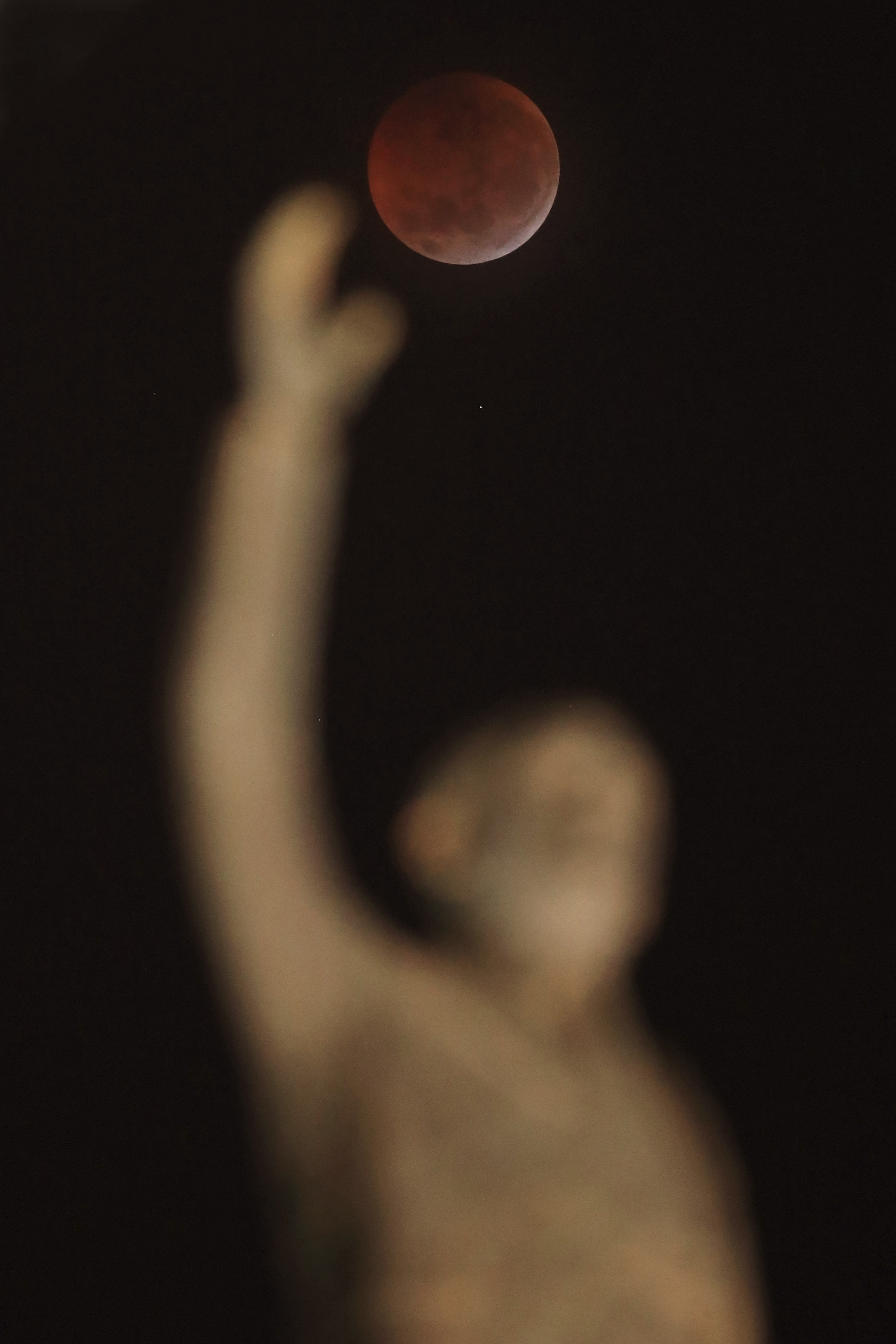 El eclipse detrás del monumento “Memrial JK en Brasilia. (AP Photo/Eraldo Peres)