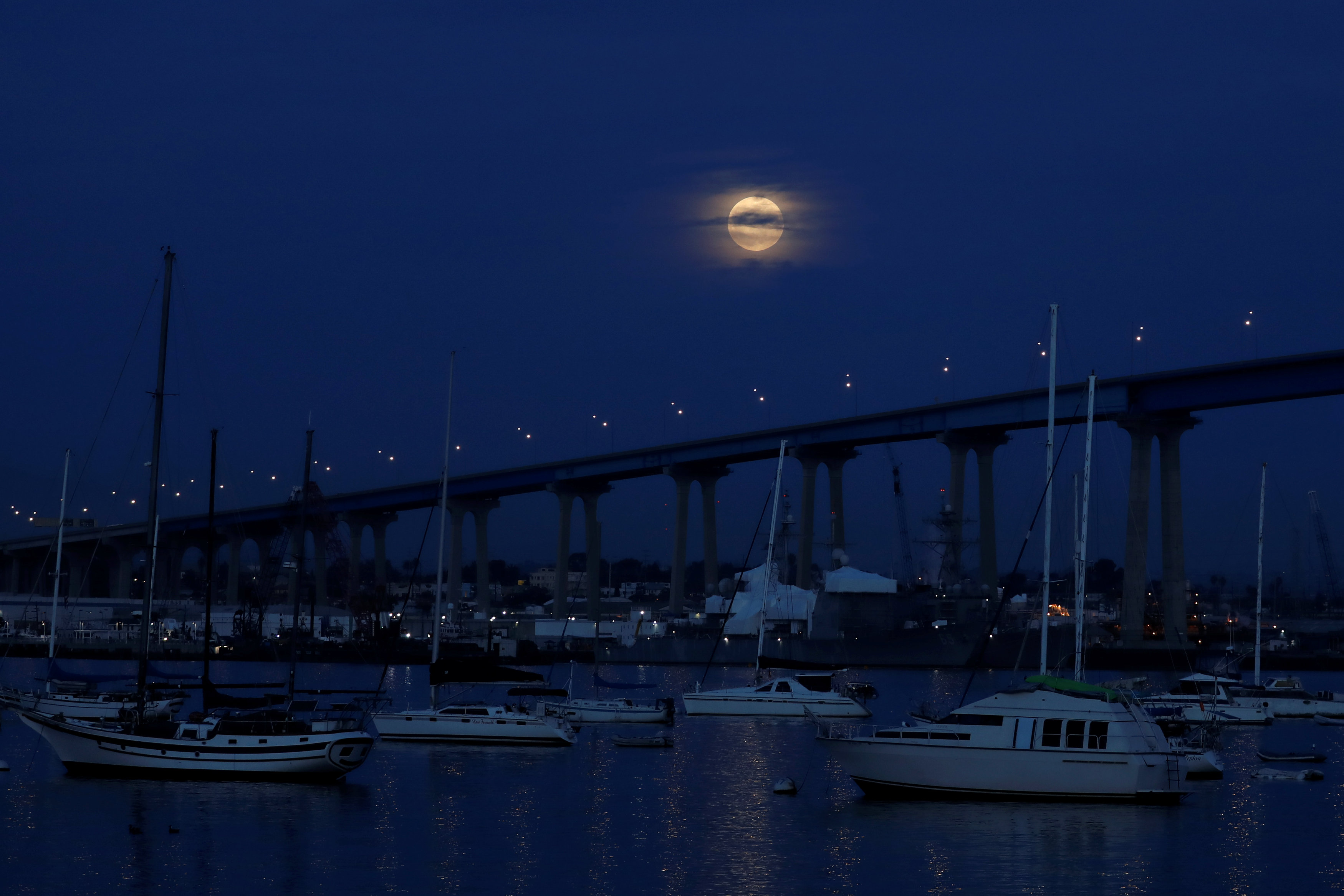 La luna sobre el puente Coronado Bridge antes del comienzo del eclipse en San Diego, California (REUTERS/Mike Blake)