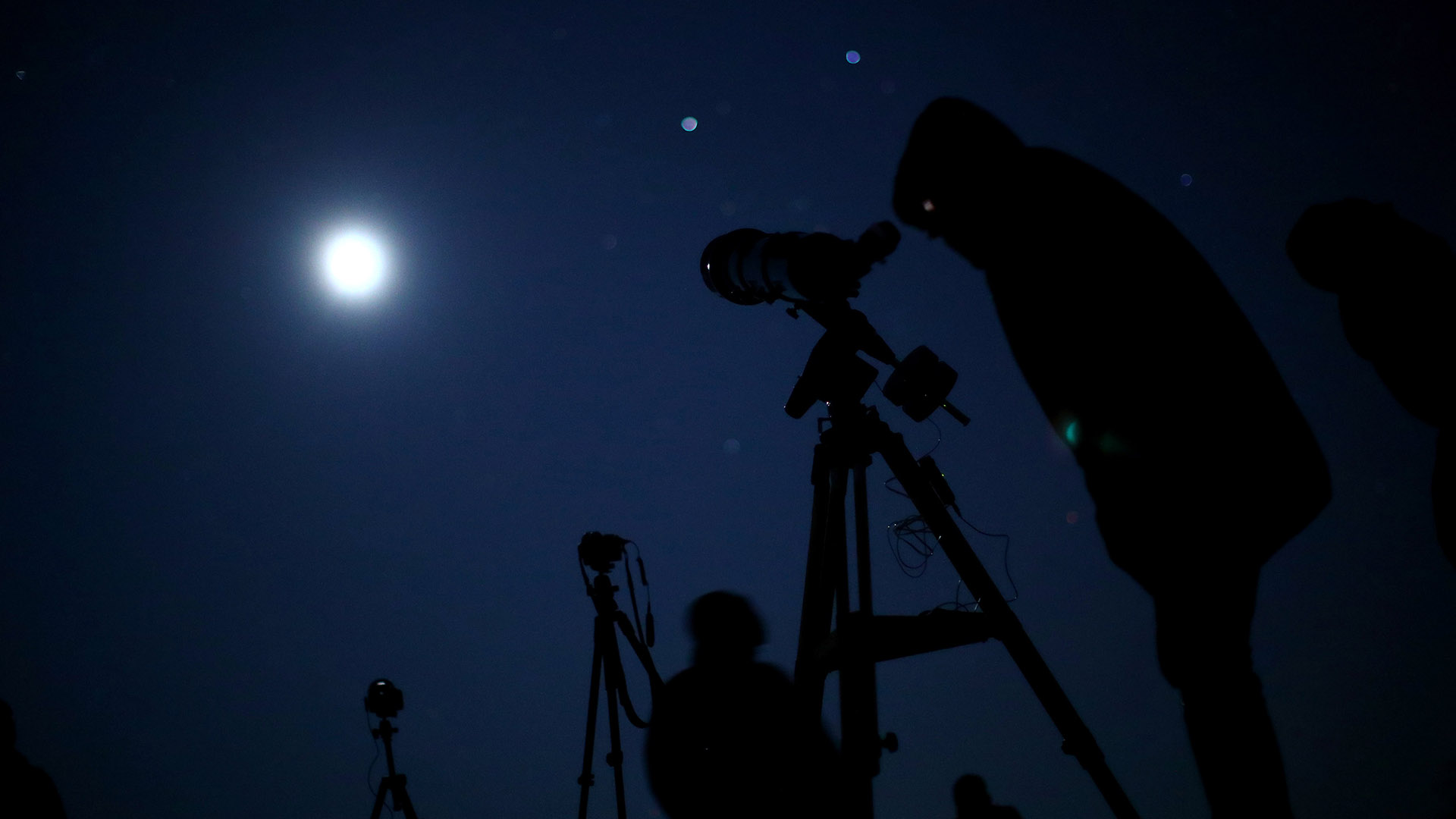 Aficionados a la astronomía observan el eclipse en Vienna, Austria (REUTERS/Lisi Niesner)