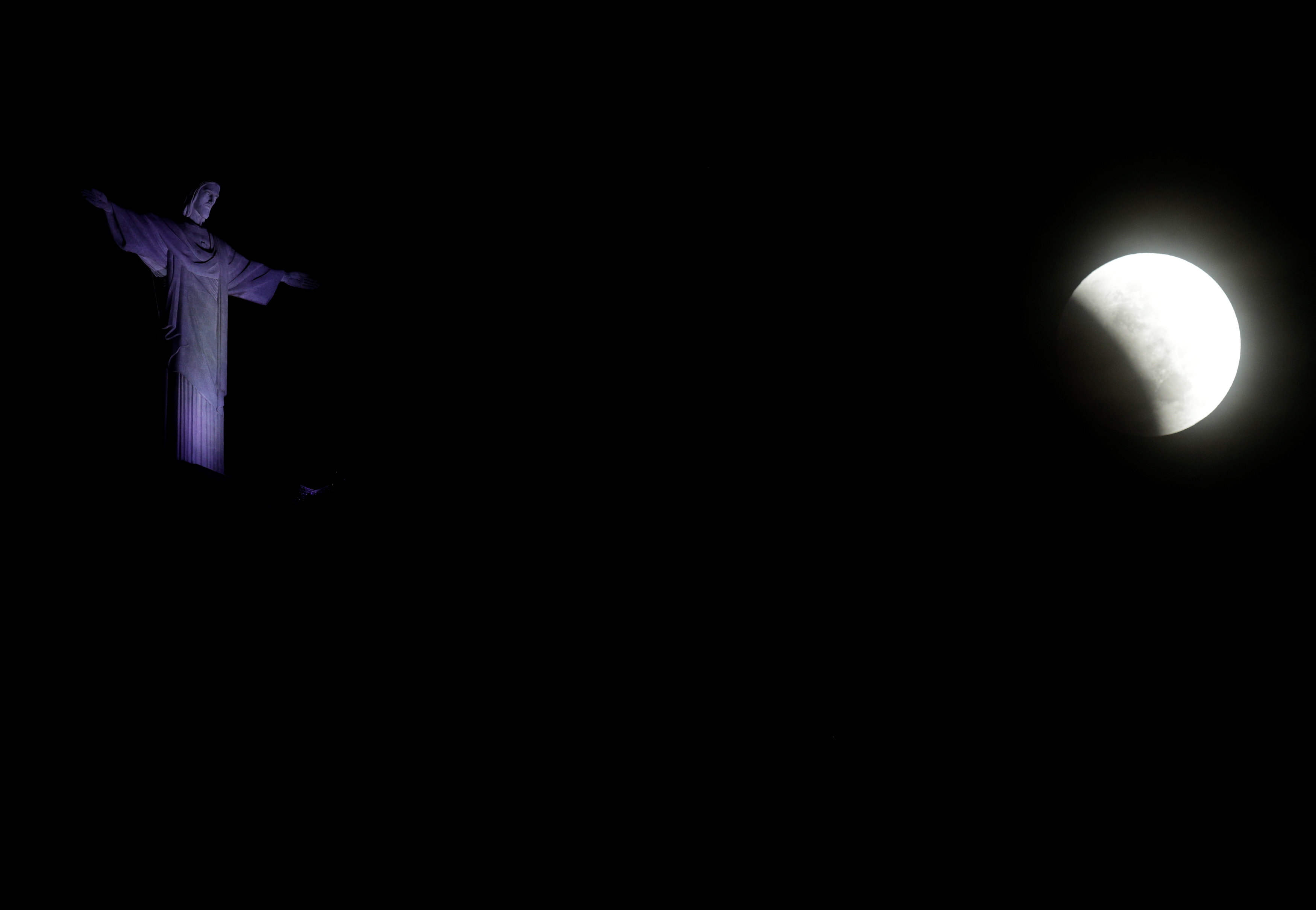 La luna cerca del Cristo Redentor de Río de Janeiro (REUTERS/Ricardo Moraes)