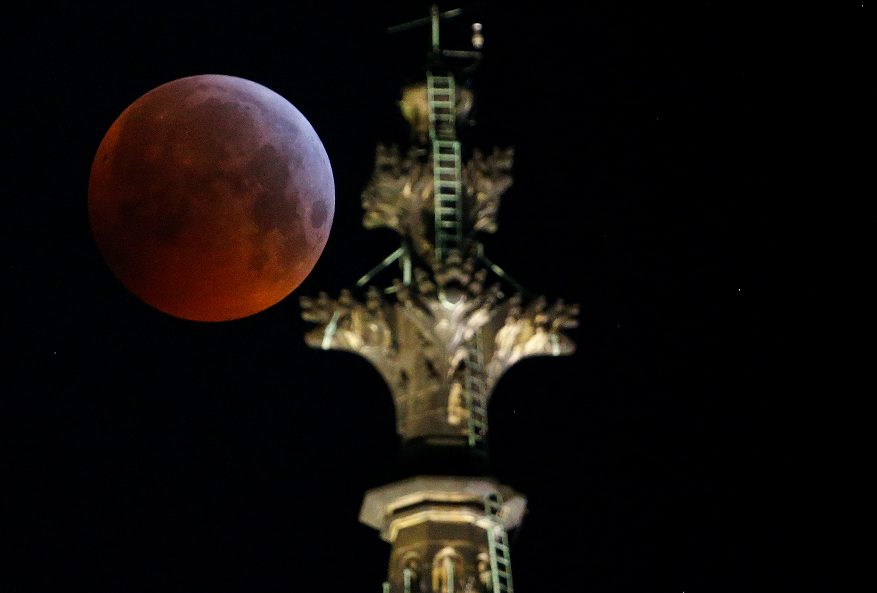 La luna detrás de la catedral de Colonia, en Alemania (REUTERS/Thilo Schmuelgen)