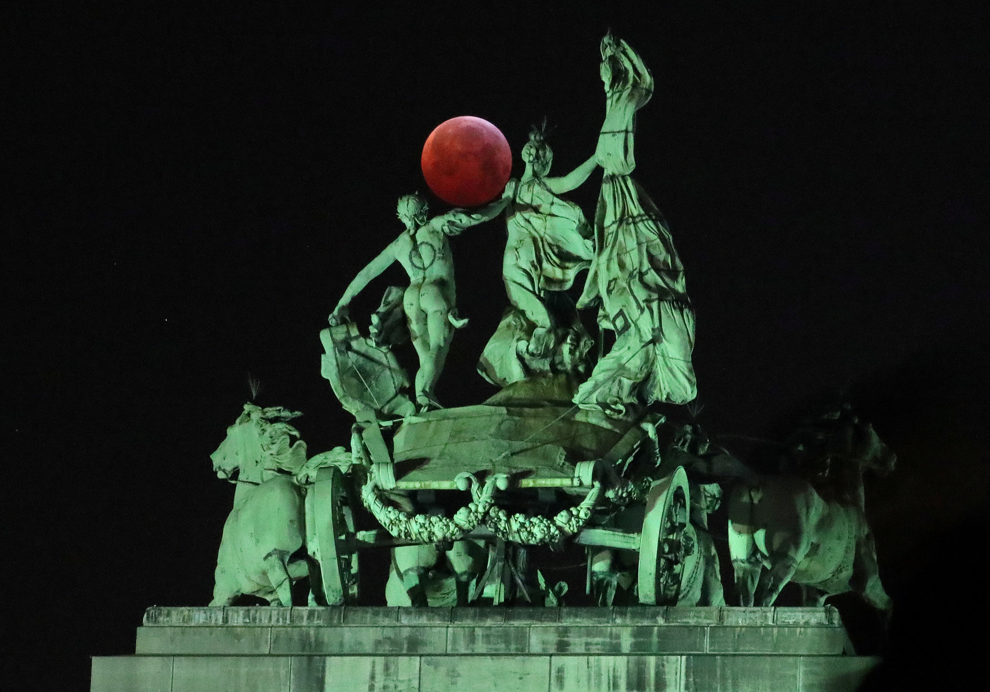 El eclipse en el Parque del Cincuentenario en Bruselas, Bélgica (REUTERS/Yves Herman)