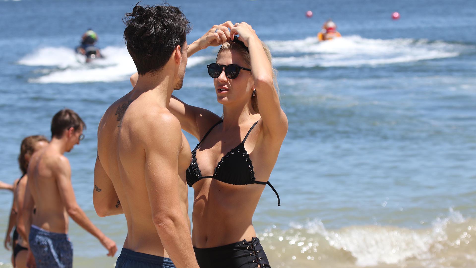 Cande lució una bikini negra, anteojos y una vincha, mientras que Nicolás optó por un short azul
