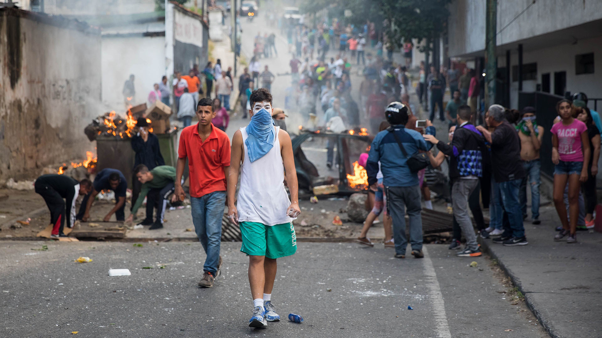 El Ministerio de la Defensa anunció en un comunicado que fueron “rendidos y capturados” un grupo de militares rebeldes, a los que llamó “asaltantes”, en una unidad especial de seguridad de la barriada pobre de Cotiza, al norte de Caracas