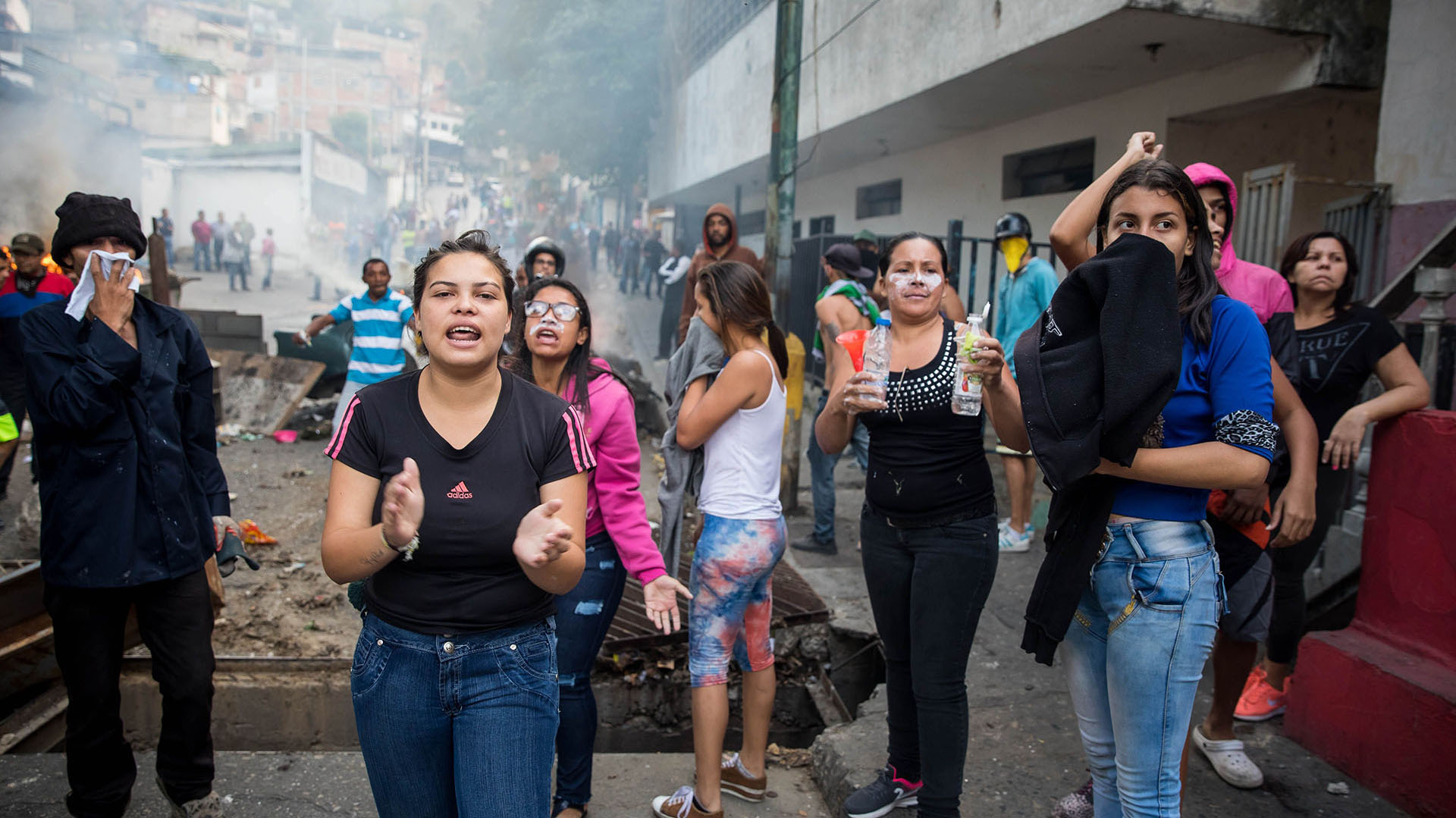 Un grupo de personas se manifiestan en una calle en las inmediaciones de un comando de la Guardia Nacional Bolivariana este lunes