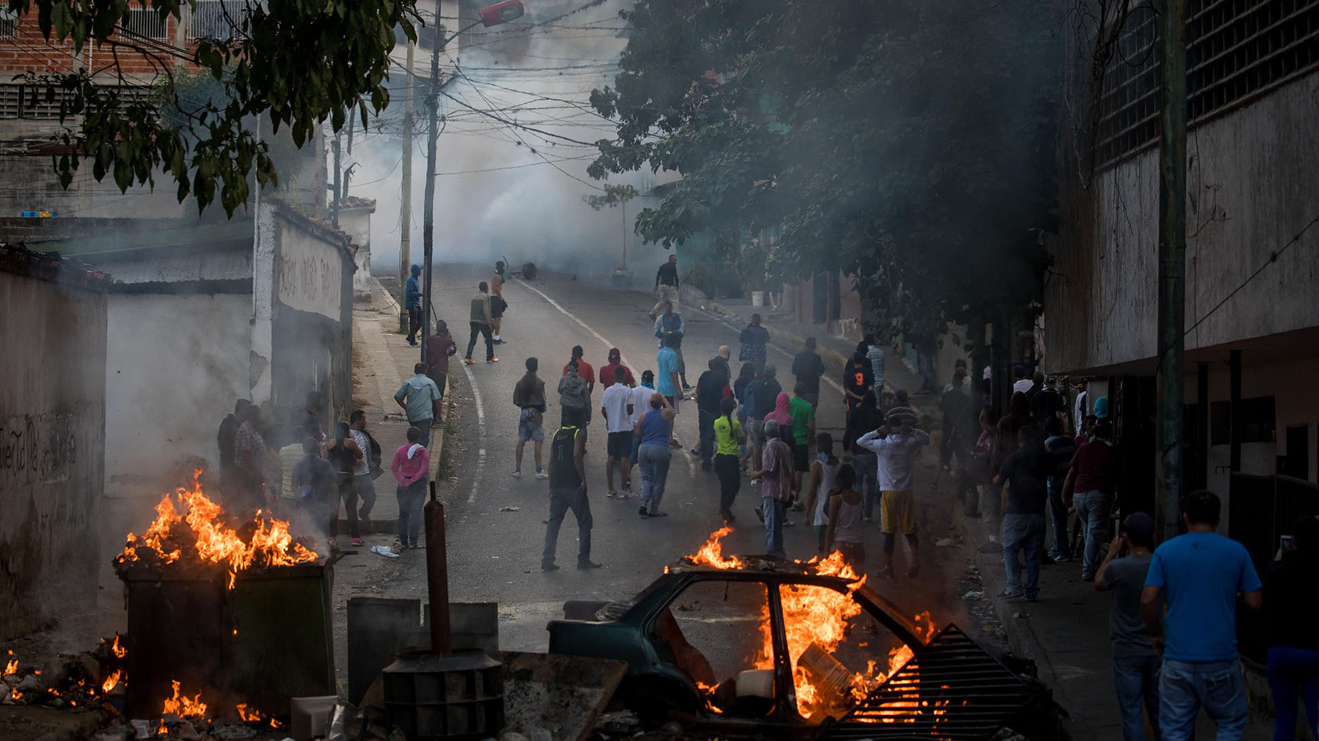 Agentes de la Fuerza de Acciones Especiales (FAES), del Servicio Bolivariano de Inteligencia (Sebin), y algunos militares de la Fuerza Armada Nacional Bolivariana (FANB) mantienen cerrado el paso hacia el comando de la GNB, donde se reunieron los sublevados