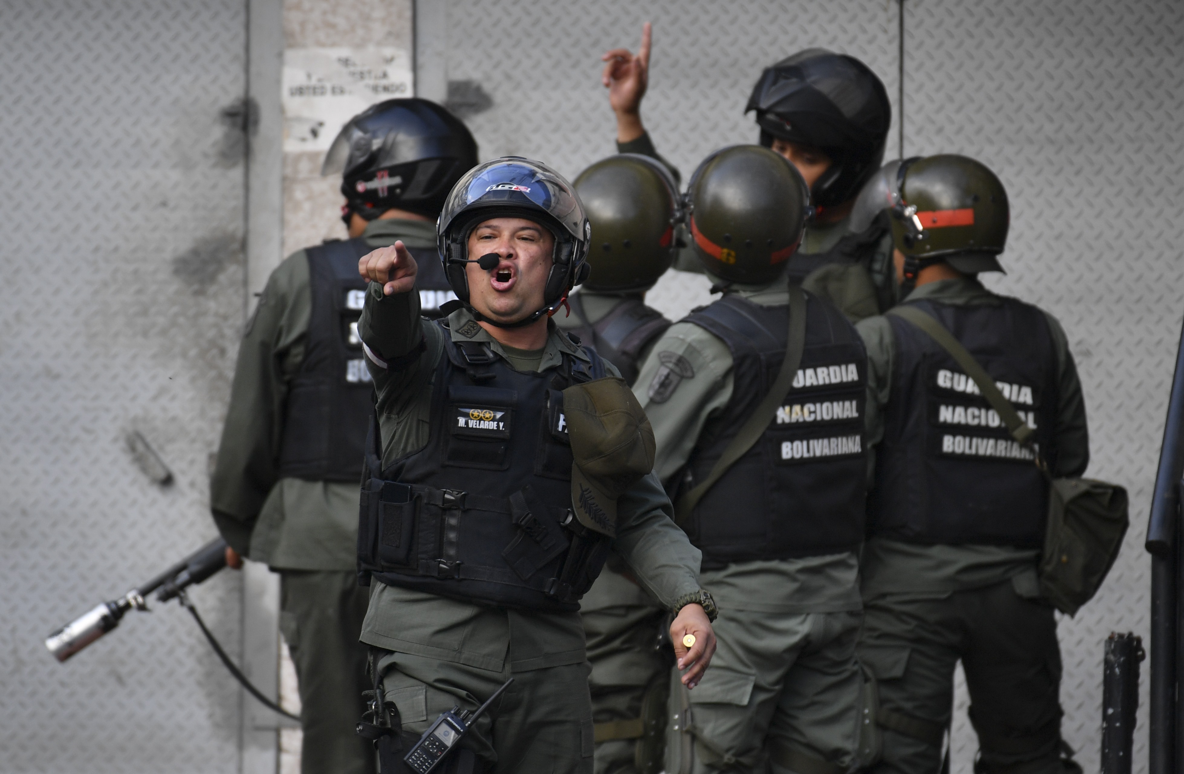 La GNB reprimió a los vecinos que se manifestaron contra Maduro (Photo by YURI CORTEZ / AFP)
