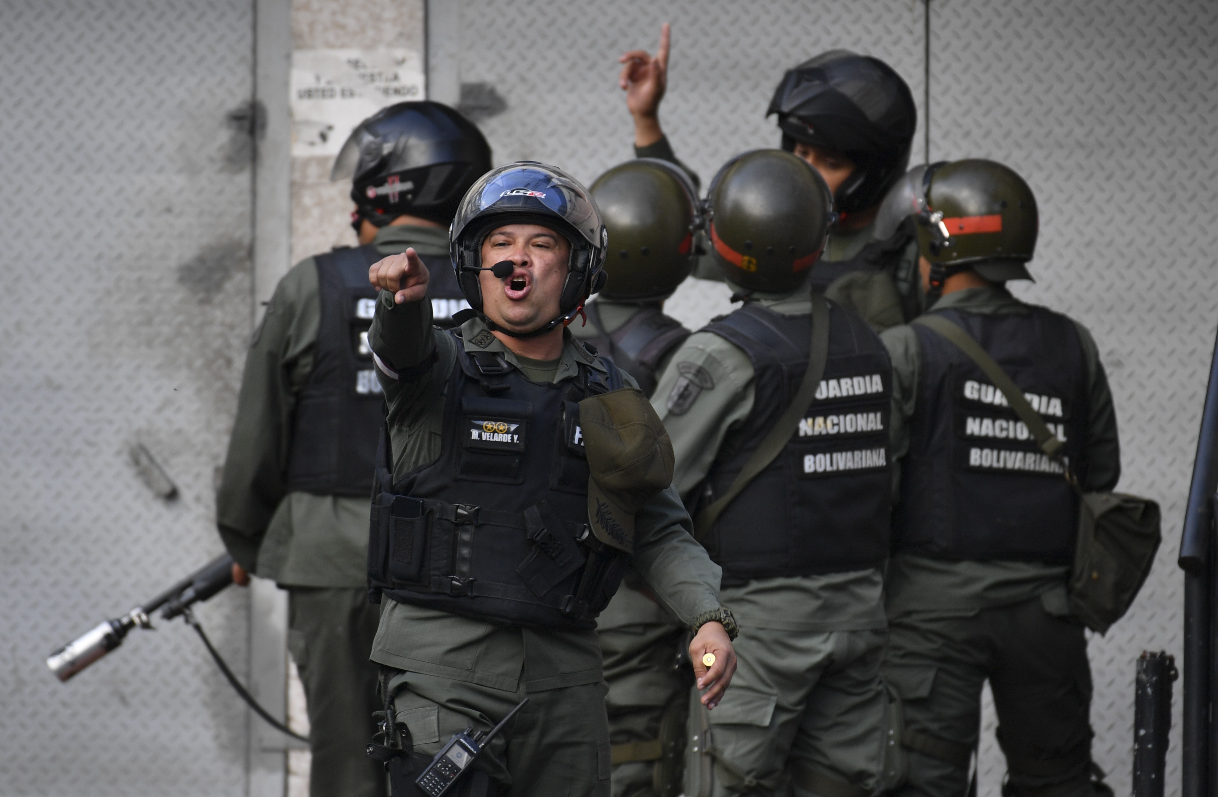 Los agentes de la GNB lanzan advertencias a los manifestantes cerca del cuartel de Cotiza, en Caracas