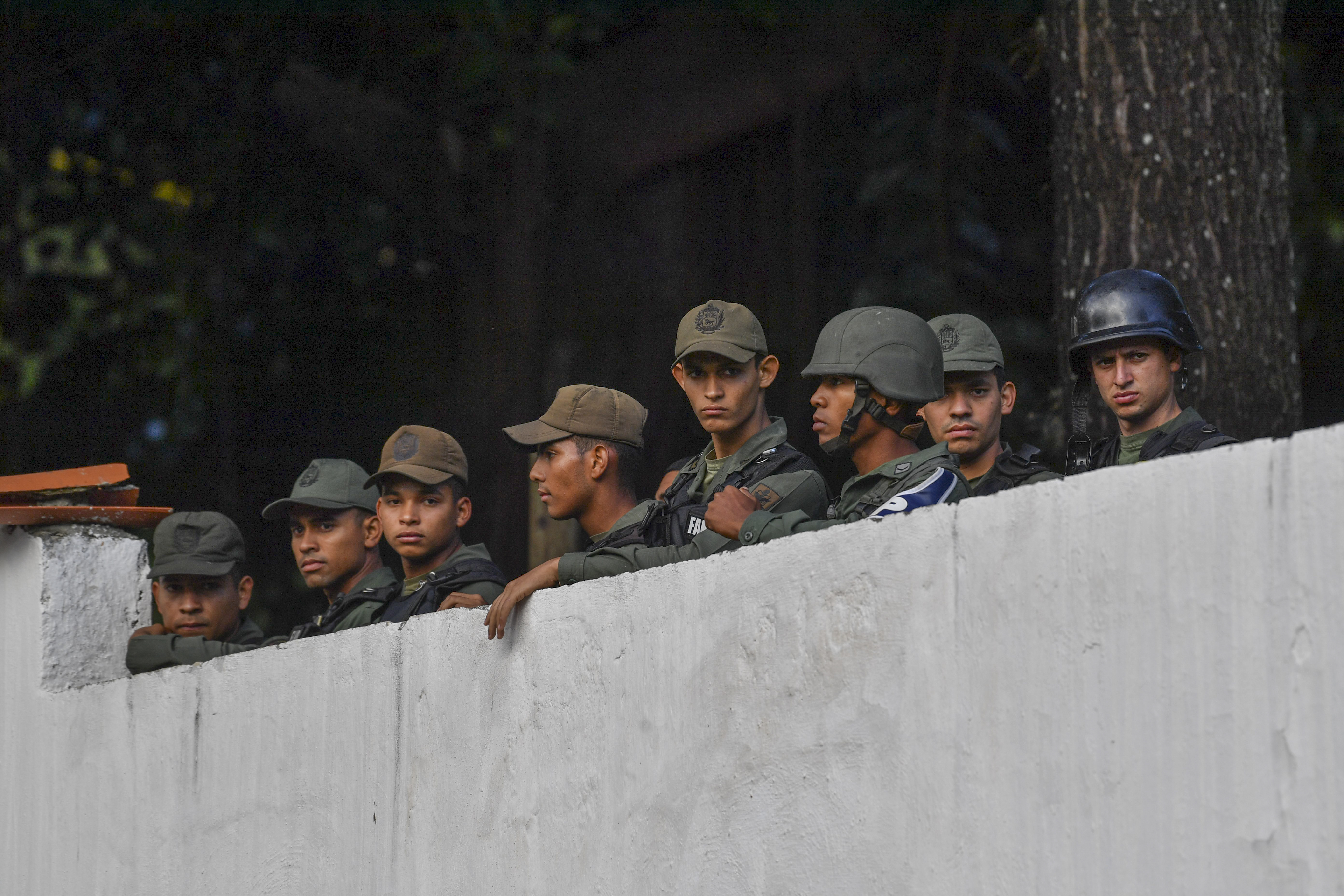 Miembros de la GNB observan las protestas desde el comando