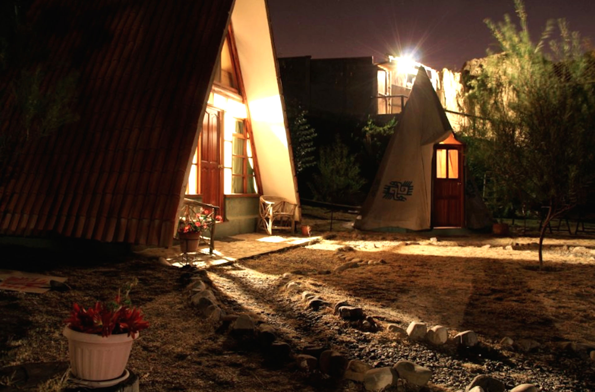 Colibrí fue diseñado y construido por la familia propietaria y un equipo de voluntarios, utilizando materiales reciclados y fuentes de energía renovable. Han montado tipis, carpas tradicionales locales, para acampara sin erigir la propia tienda (Colibrí)