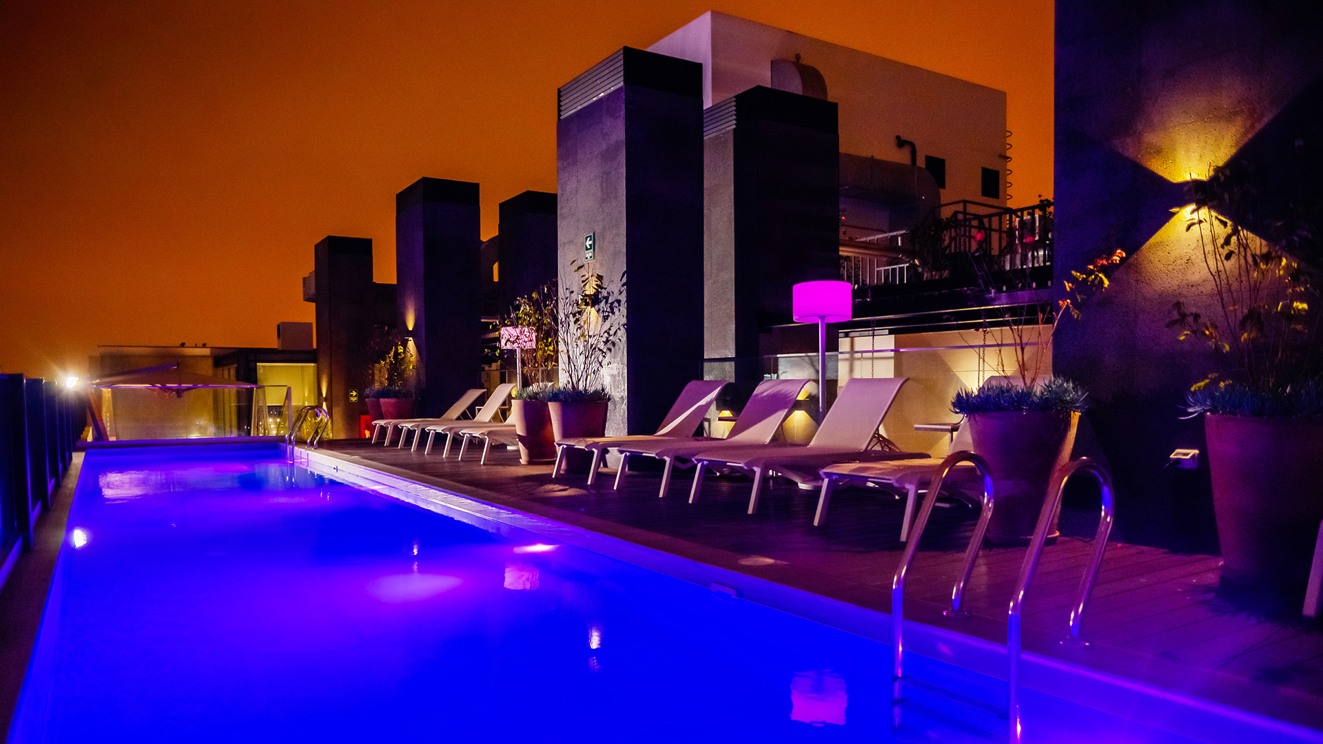 Vista nocturna de la pileta chic. Está en el último piso del INNSIDE Lima Miraflores, junto al gimnasio que está abierto las 24 horas.