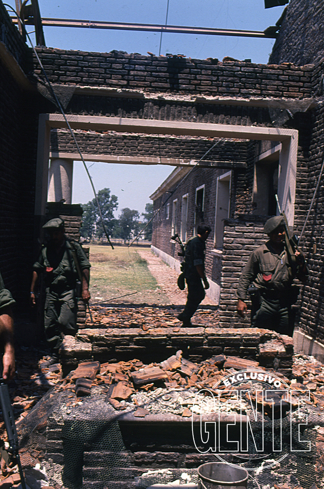 La rendición se produjo a las 9,10 de la mañana del martes 24. De inmediato, comandos especiales recorrieron las ruinas buscando guerrilleros escondidos.