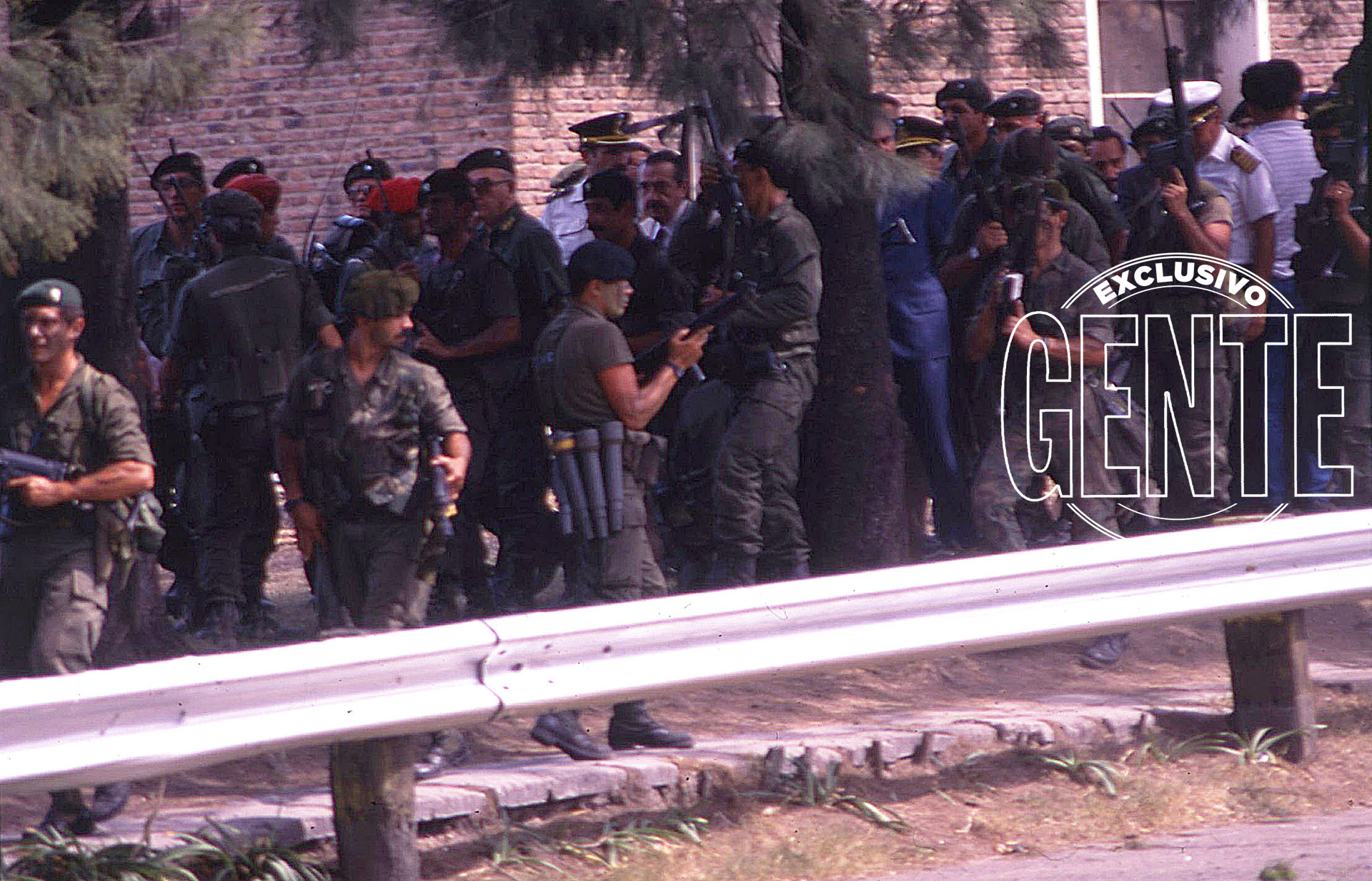 A las 11,50, el helicóptero que trasladaba al presidente Raúl Alfonsín aterrizó en la Plaza de Armas. Aunque la situación ya estaba controlada, se escucharon unos disparos que provocaron desconcierto. De inmediato, el Presidente fue rodeado por los comandos militares para protegerlo.