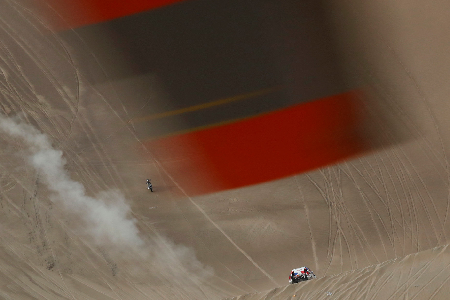A través de un hélice de helicóptero se ve la Etapa 9 de Pisco, del Rally Dakar en Perú, 16 de enero de 2019.