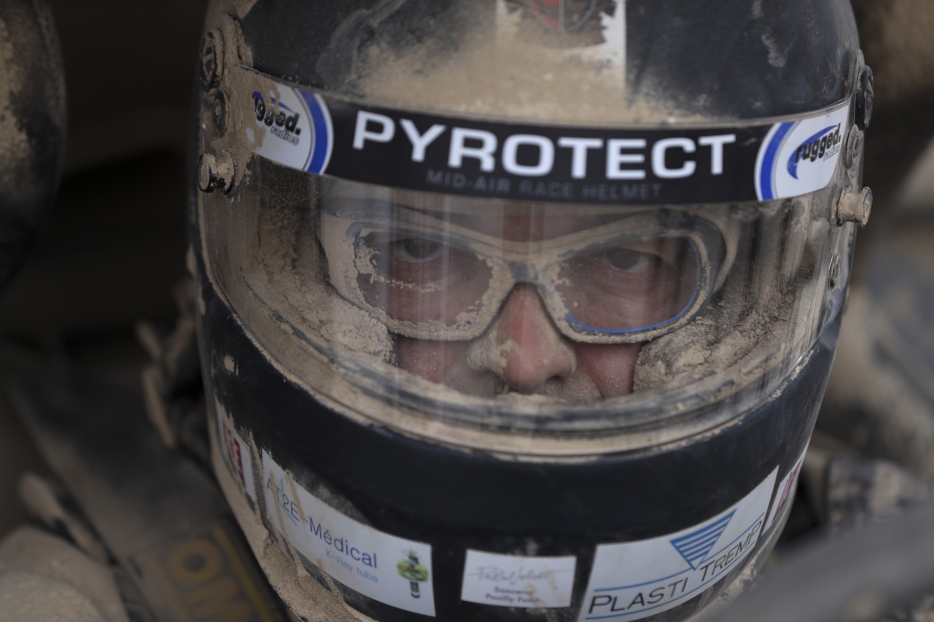 El piloto Claude Fournier, de Francia, en una parada para reabastecerse de combustible durante la etapa ocho del Rally Dakar entre San Juan de Marcona y Pisco, Perú, el martes 15 de enero de 2019.