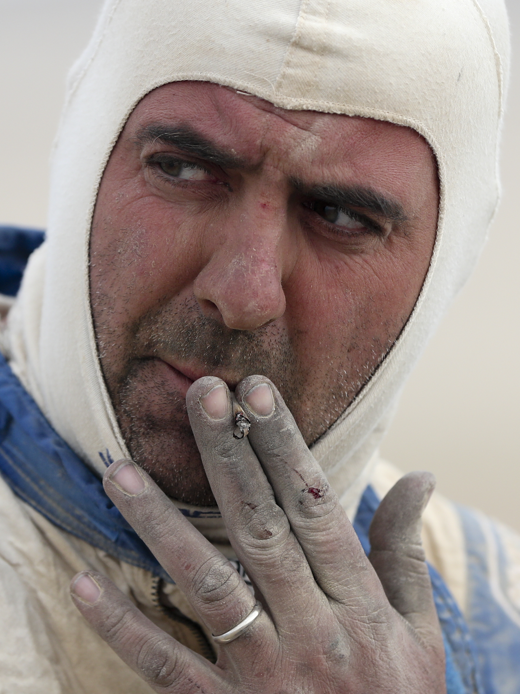 El copiloto Angelo Montico, de Italia, fuma durante una parada de la etapa ocho del Rally Dakar entre San Juan de Marcona y Pisco, Perú, martes, 15 de enero de 2019.